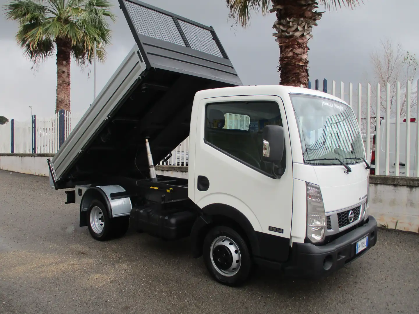 Nissan Cabstar NT 400 35-14 2.5 140CV E5 RIBALTABILE TRILATERALE Blanco - 1
