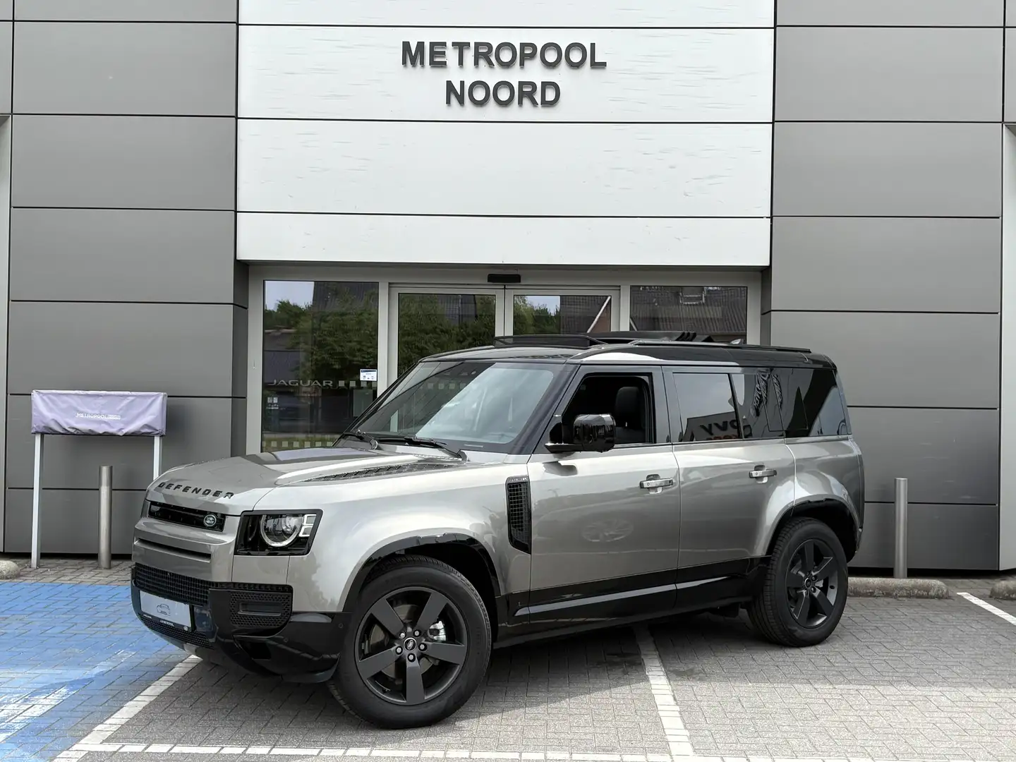 Land Rover Defender X Dynamic SE // Softtop Grijs - 1