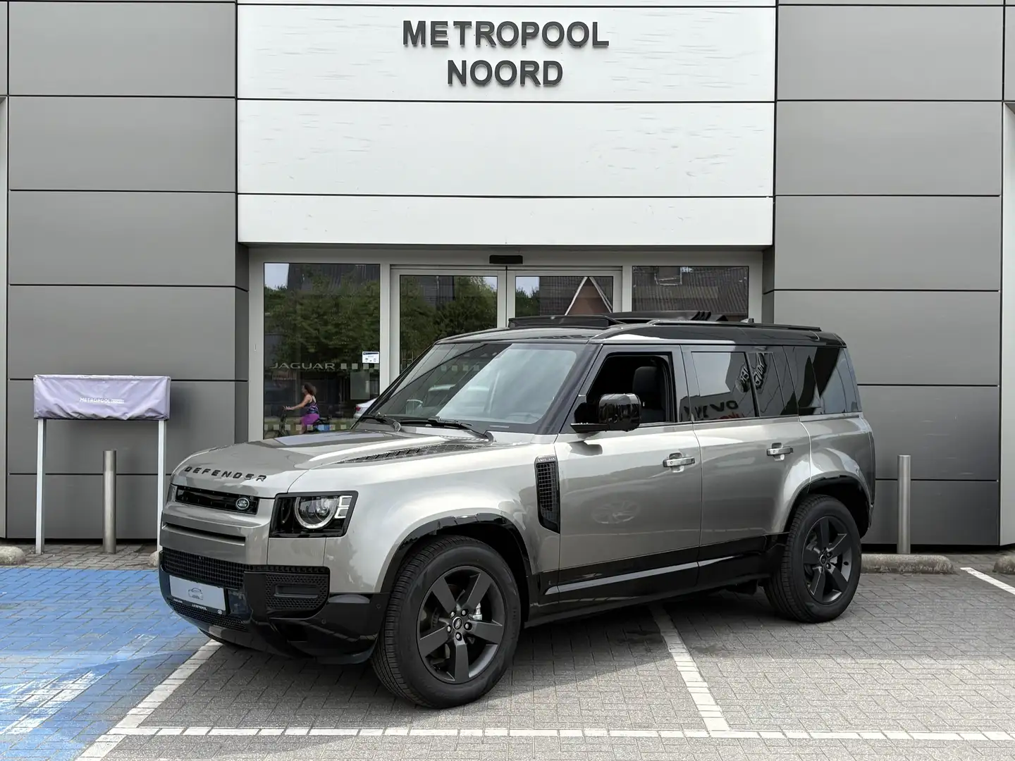 Land Rover Defender X Dynamic SE // Softtop Grijs - 2
