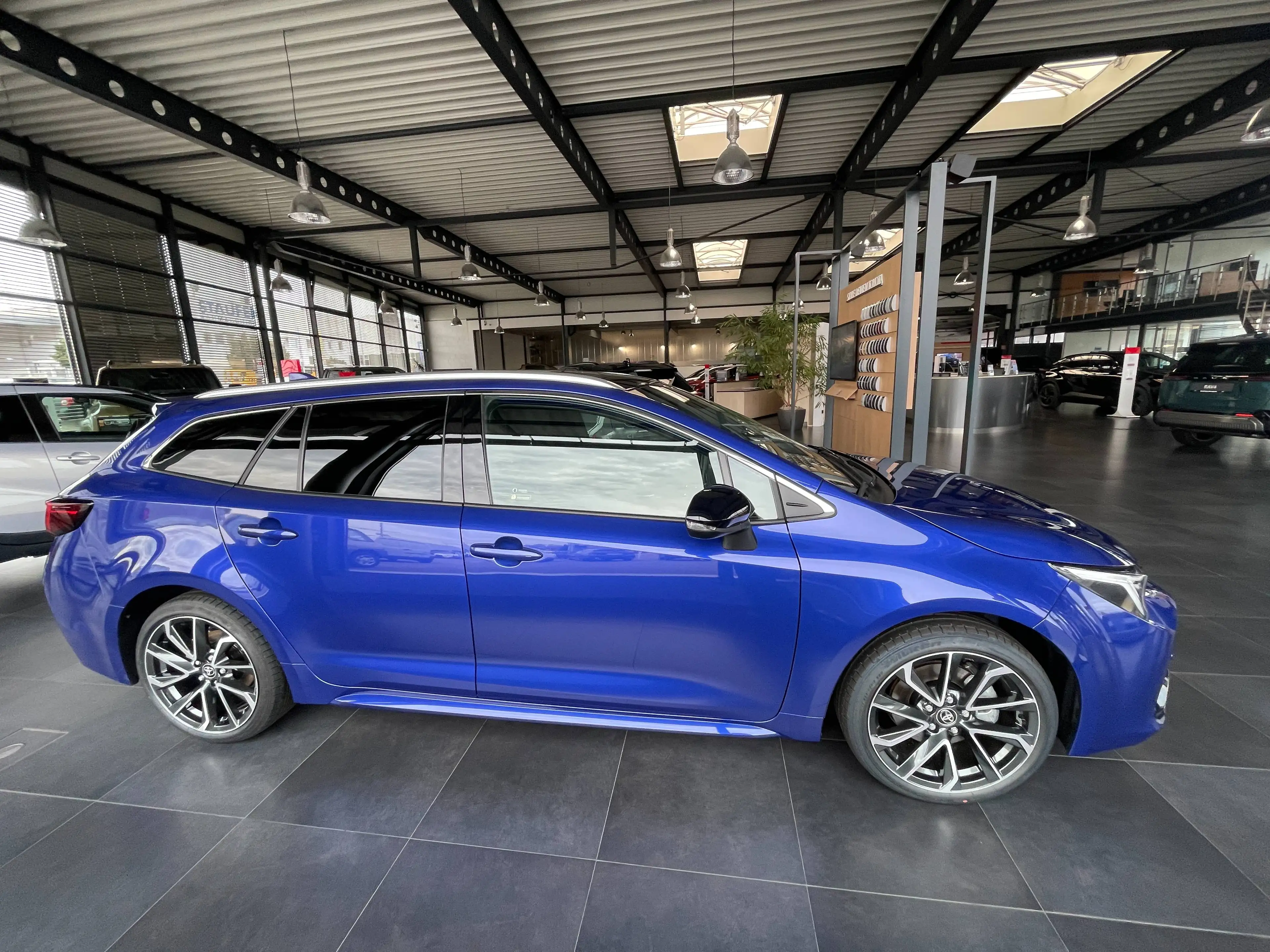 Toyota Corolla Hybrid Lounge — photo 3