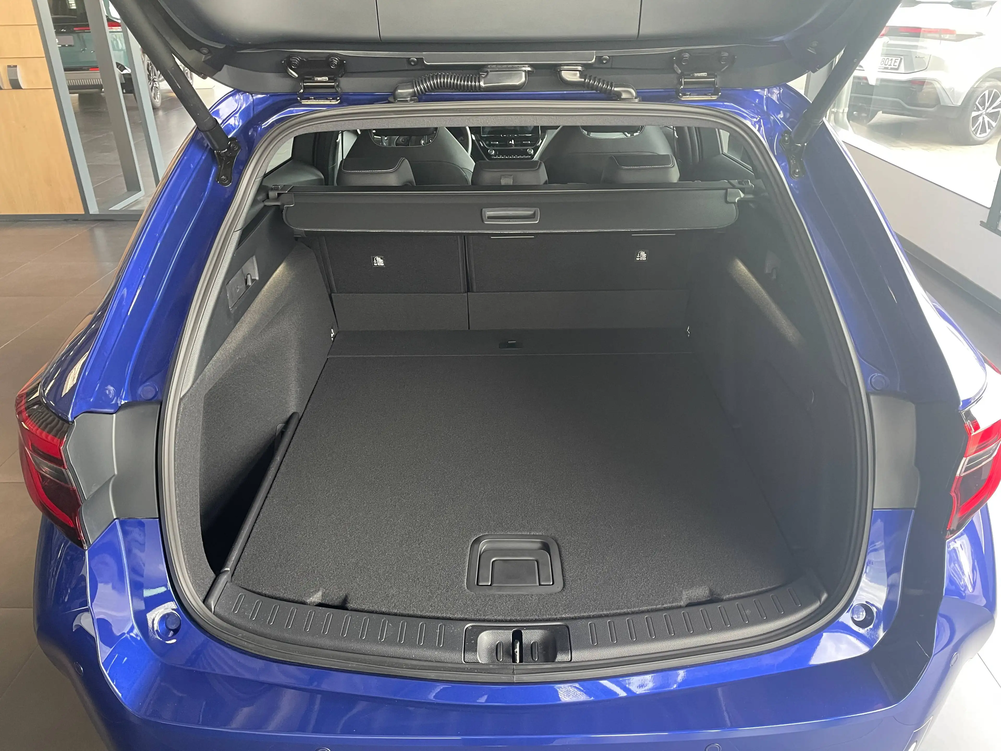 Toyota Corolla Hybrid Lounge — photo 7