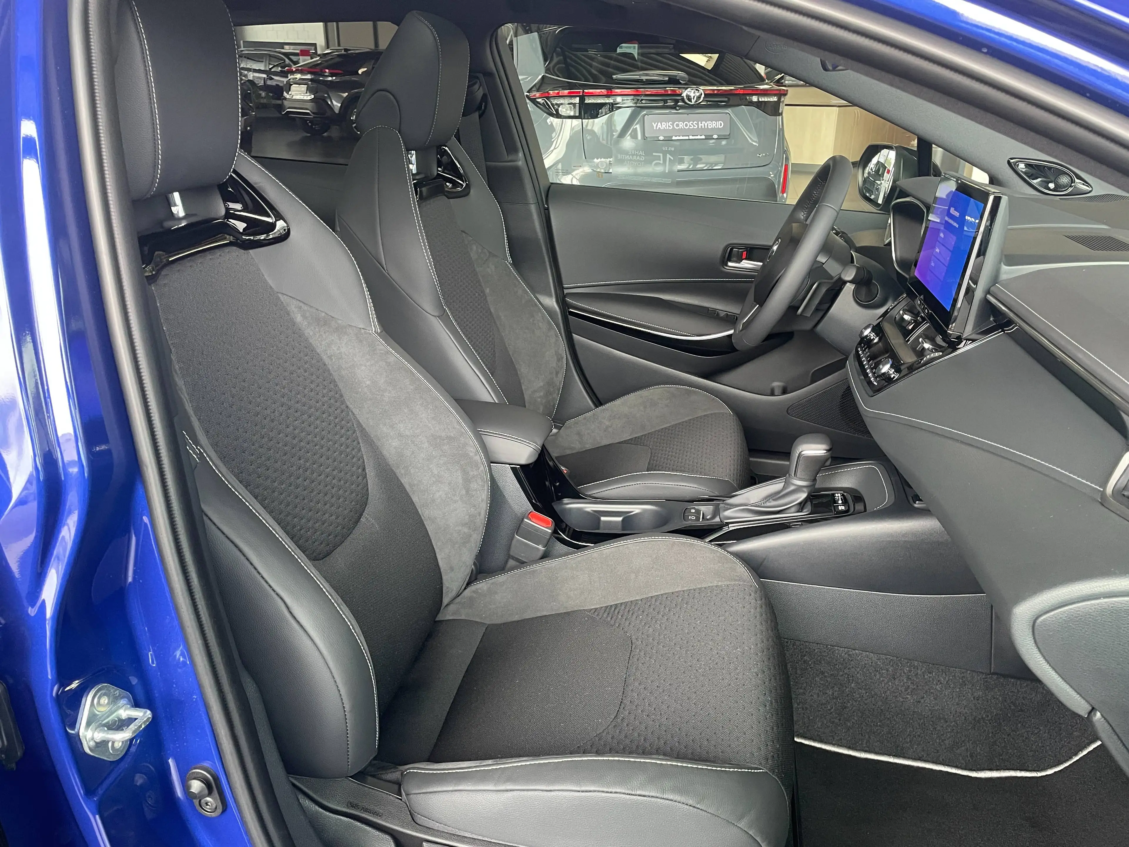 Toyota Corolla Hybrid Lounge — photo 8