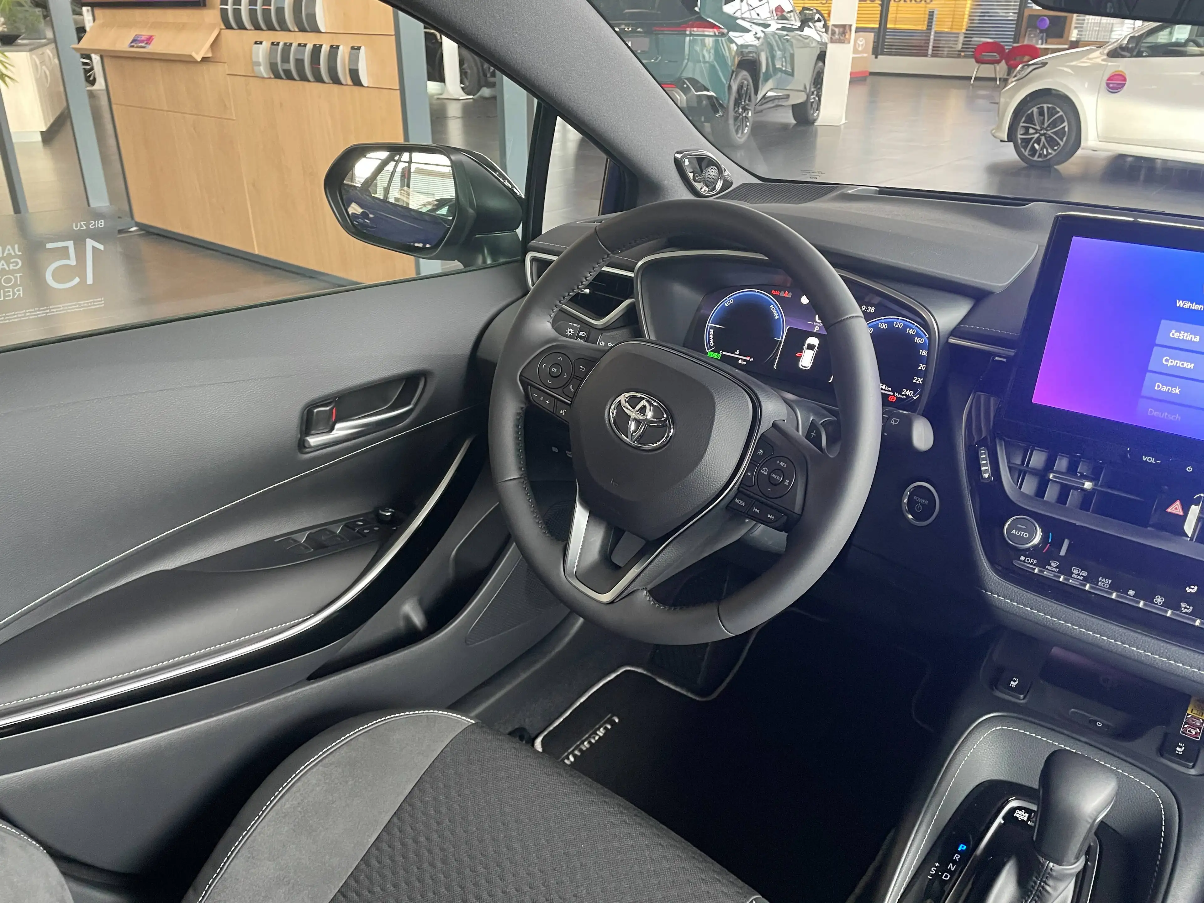 Toyota Corolla Hybrid Lounge — photo 11