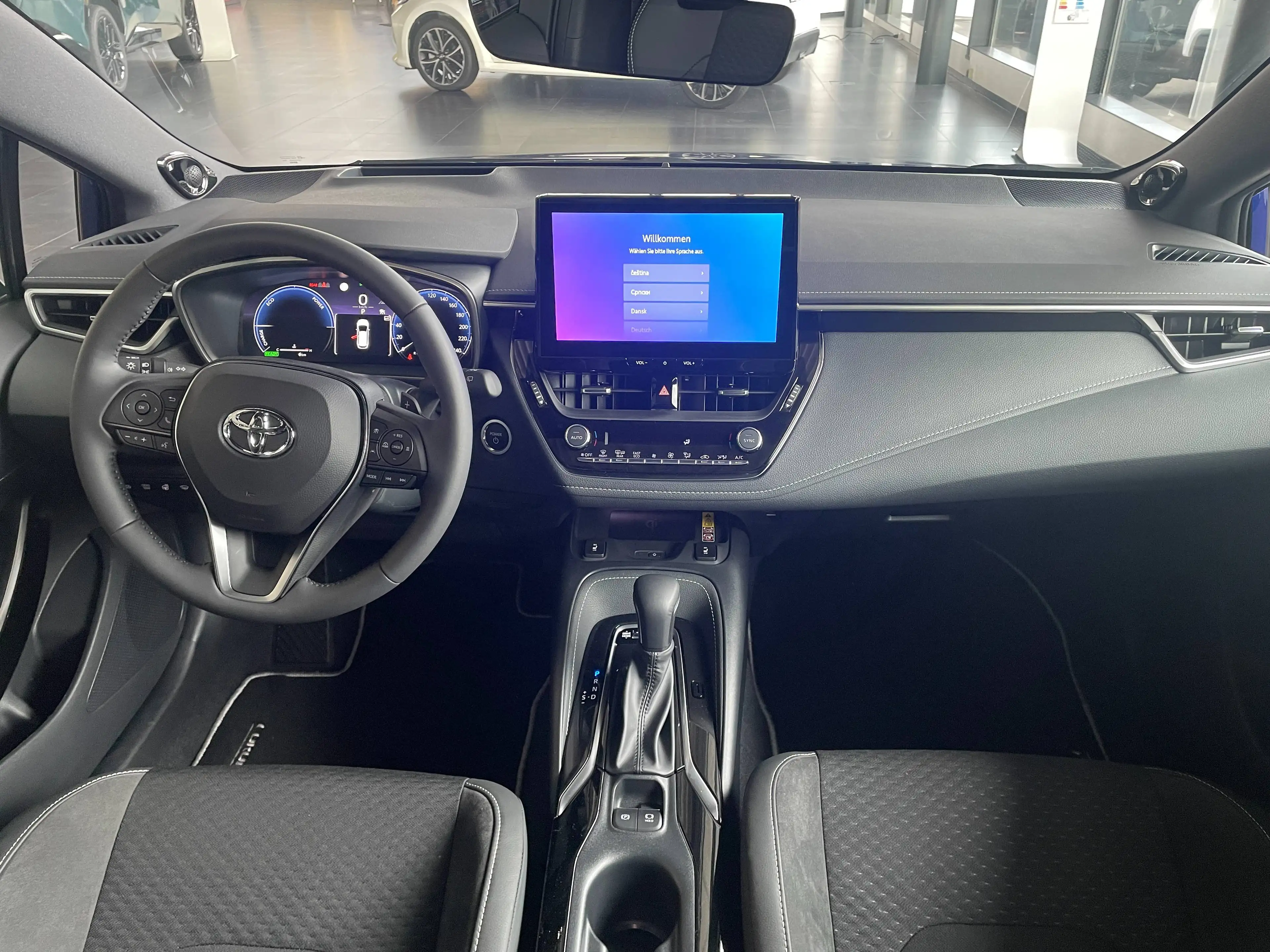 Toyota Corolla Hybrid Lounge — photo 10