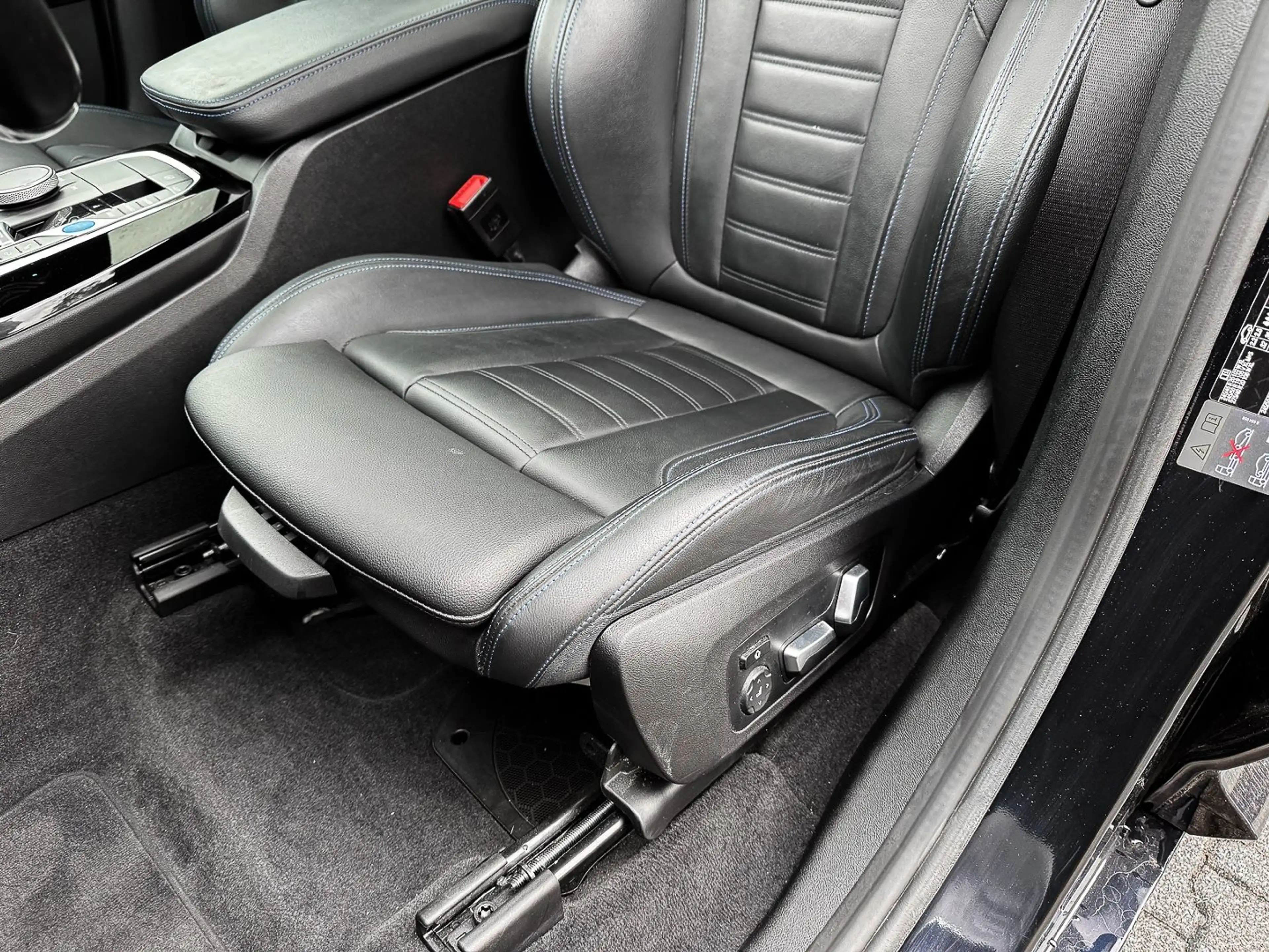 BMW iX3 HUD PANO ACC 360°KAM RFK NAVI KZG LED — photo 17