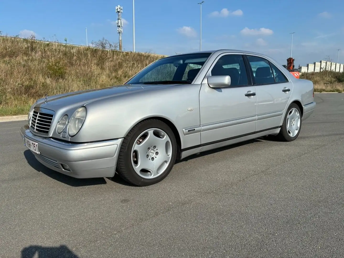 Mercedes-Benz E 280 WDB 210 Zilver - 1