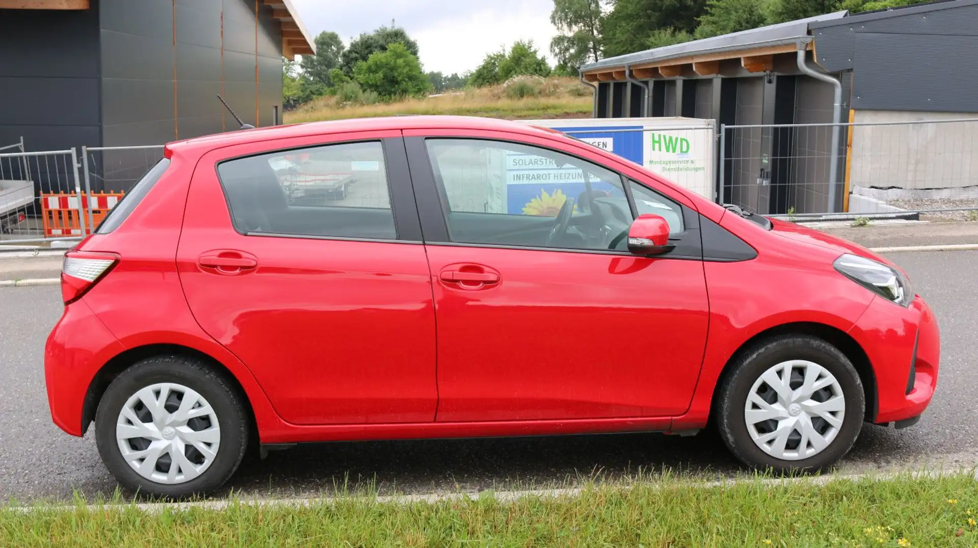 Toyota Yaris Comfort, AHK Rojo - 2