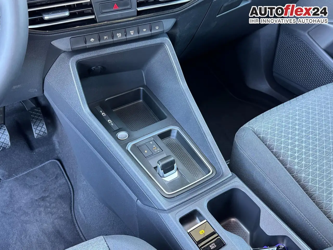 Ford Tourneo Connect Grand Titanium 2,0 7 Sitzer Klimaautomatik Anhä... 16