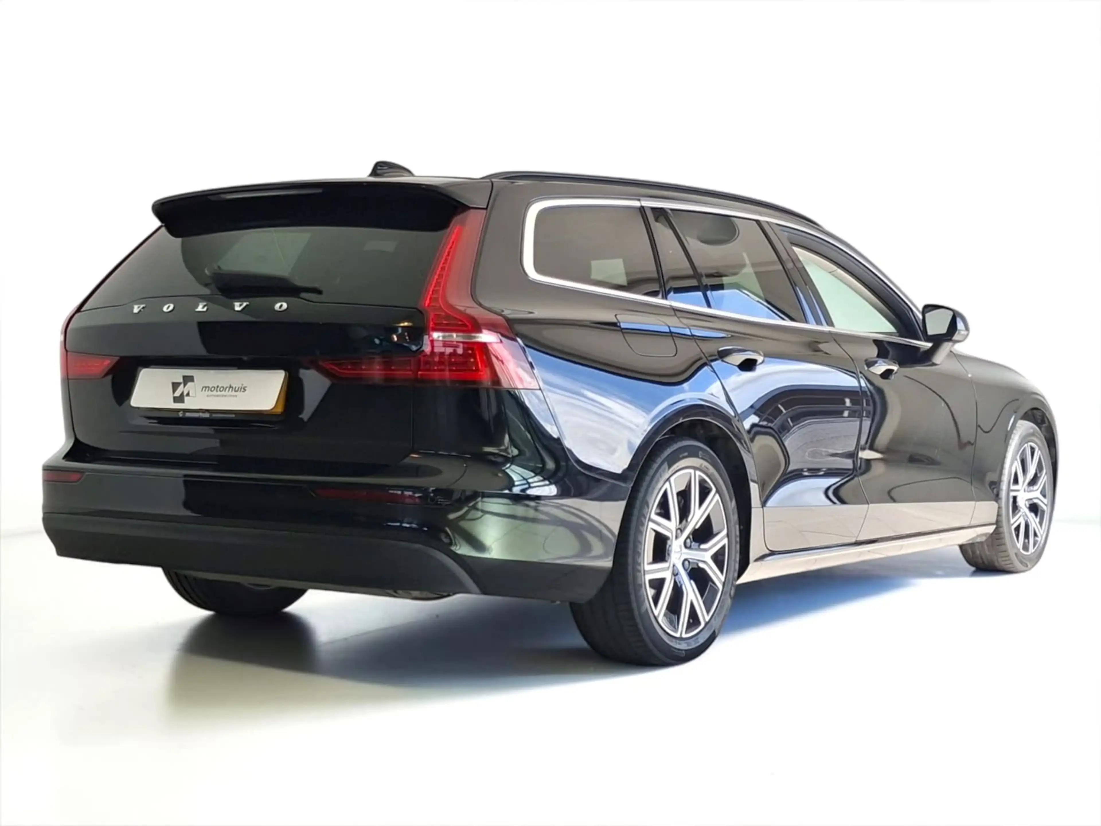 Volvo V60 2.0 B3 Core TREKHAAK CAMERA WINTERPACK LED — photo 2