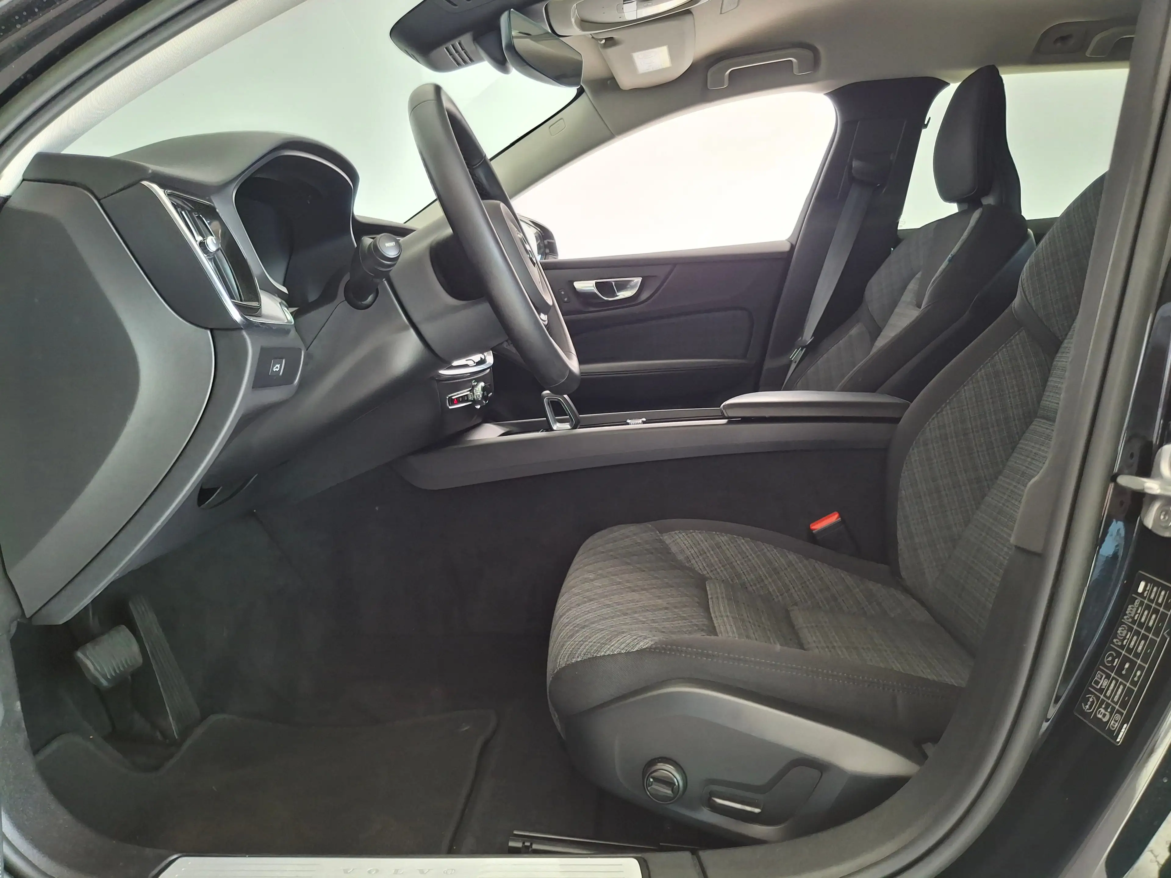 Volvo V60 2.0 B3 Core TREKHAAK CAMERA WINTERPACK LED — photo 3