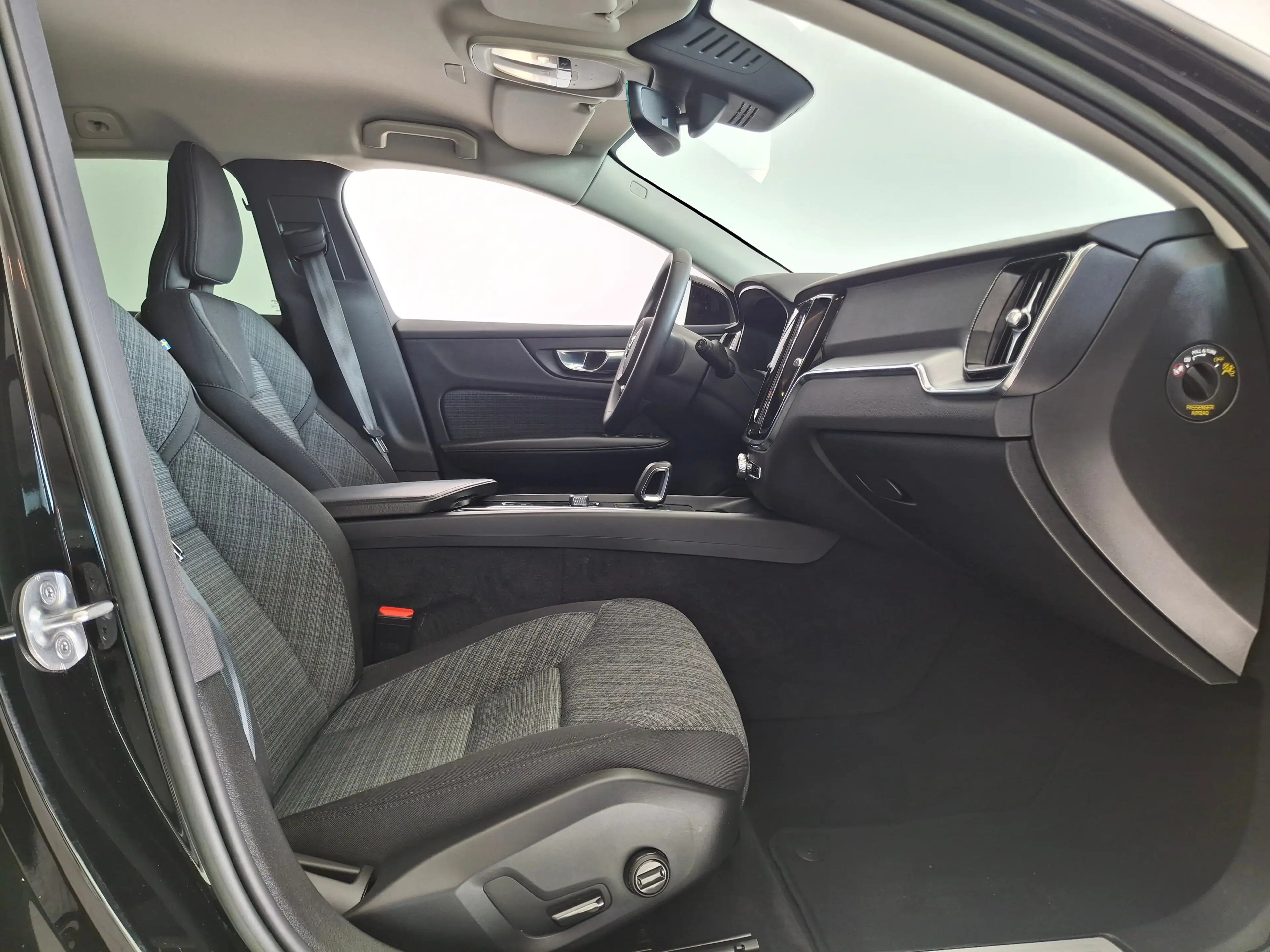 Volvo V60 2.0 B3 Core TREKHAAK CAMERA WINTERPACK LED — photo 6