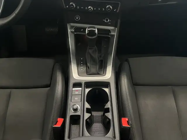 Audi Q3 view 13
