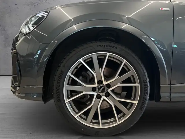 Audi Q3 view 4
