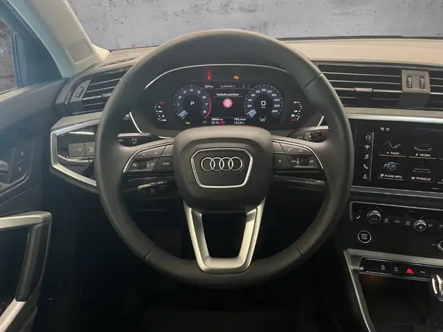 Audi Q3 view 9