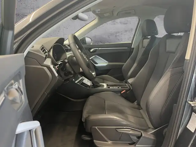 Audi Q3 view 8