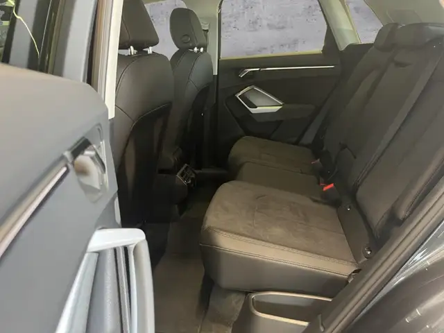 Audi Q3 view 10