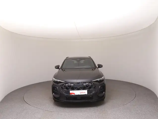 Audi Q5 view 3