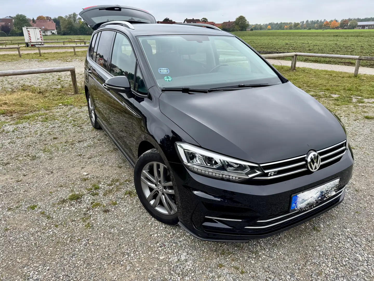 Volkswagen Touran 1.4 TSI DSG R-Line Чёрный - 1