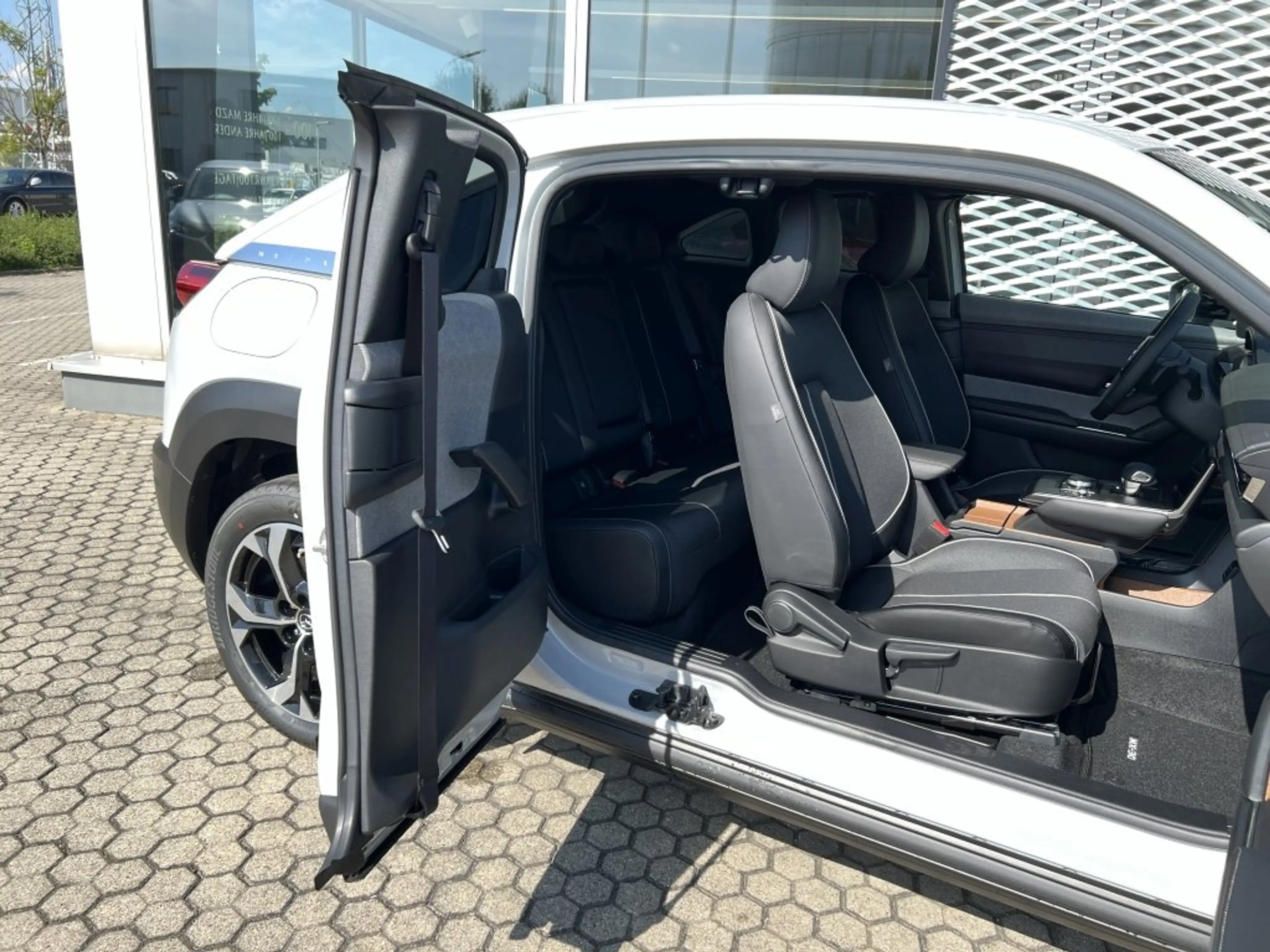 Mazda MX-30 e-SKYACTIV R-EV Makoto Plug-in-Hybrid 360-Monitor — photo 11