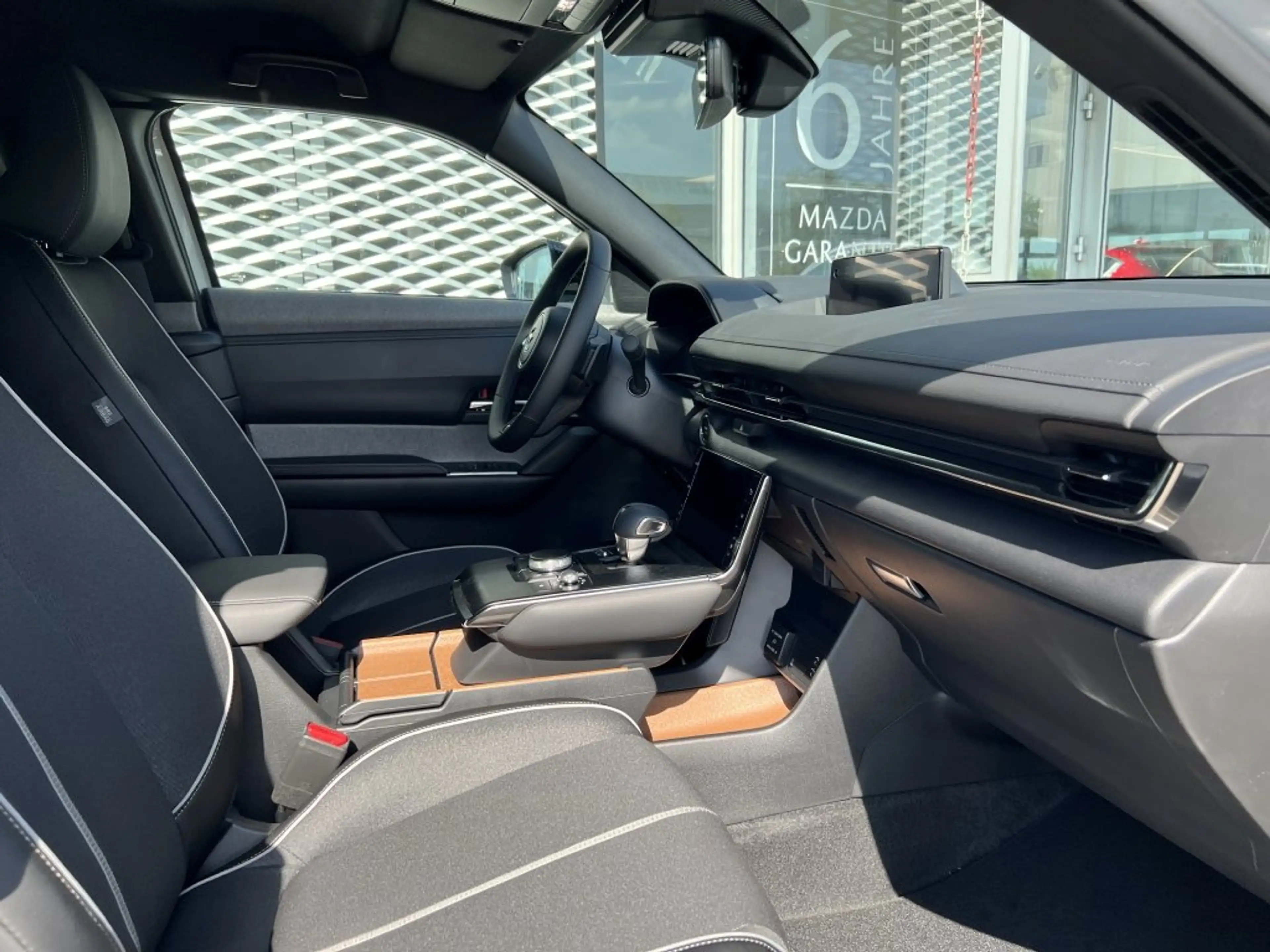 Mazda MX-30 e-SKYACTIV R-EV Makoto Plug-in-Hybrid 360-Monitor — photo 10