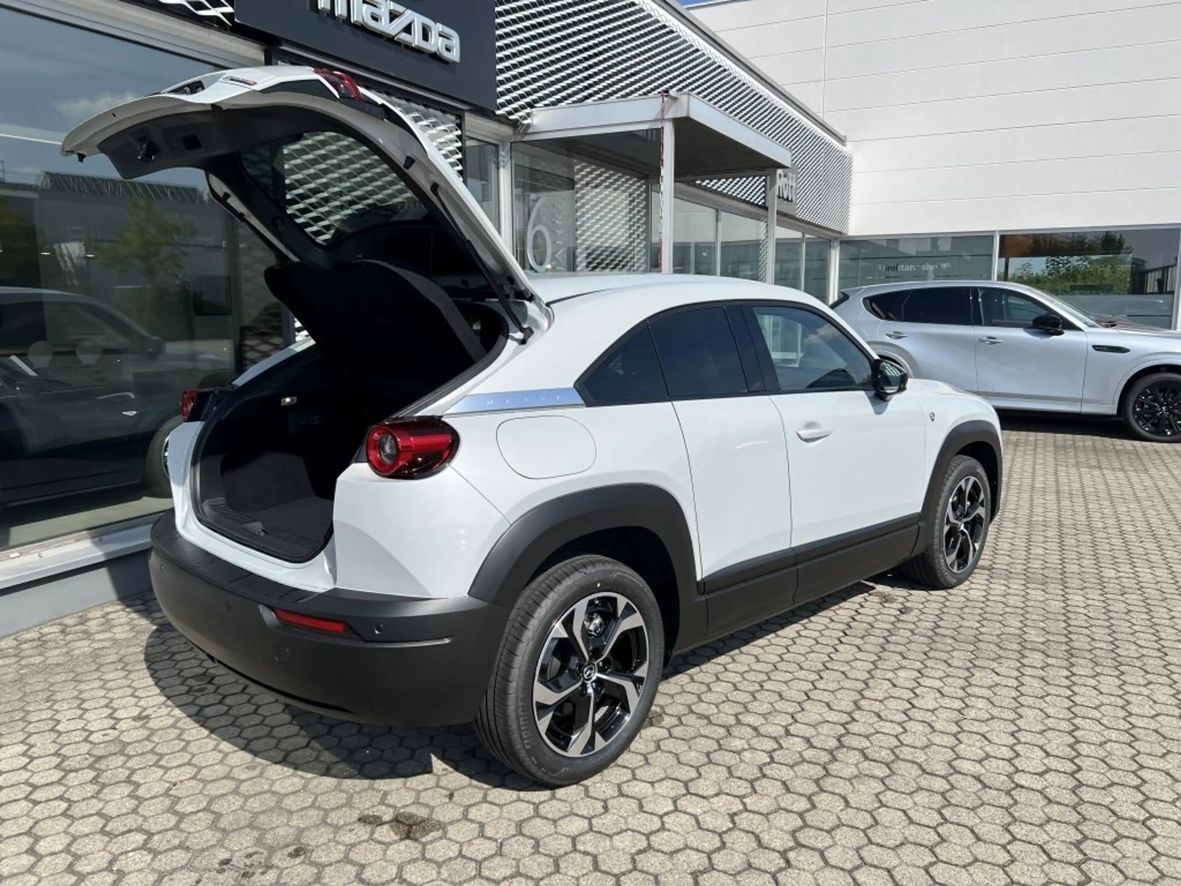 Mazda MX-30 e-SKYACTIV R-EV Makoto Plug-in-Hybrid 360-Monitor — photo 7