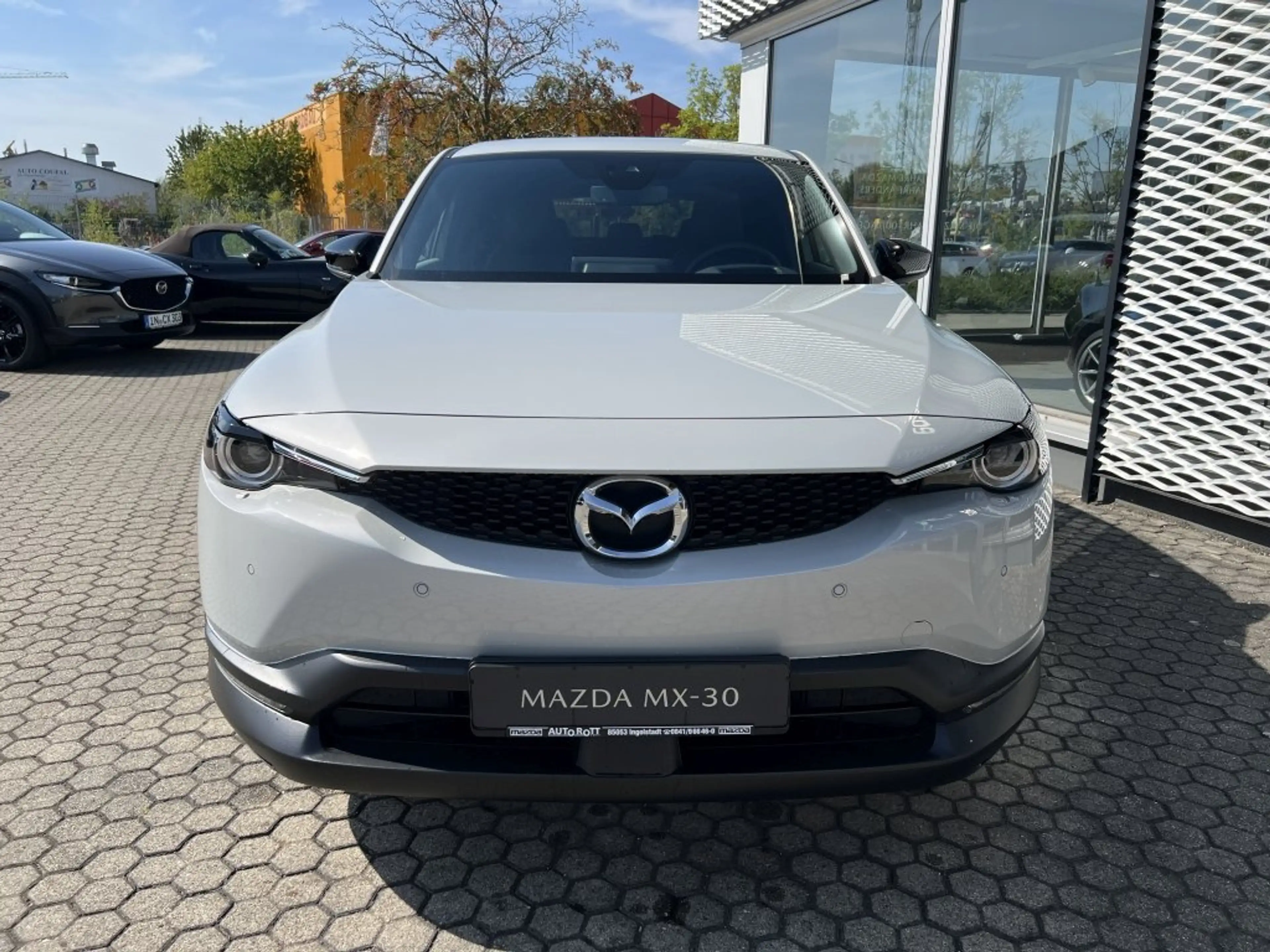Mazda MX-30 e-SKYACTIV R-EV Makoto Plug-in-Hybrid 360-Monitor — photo 3