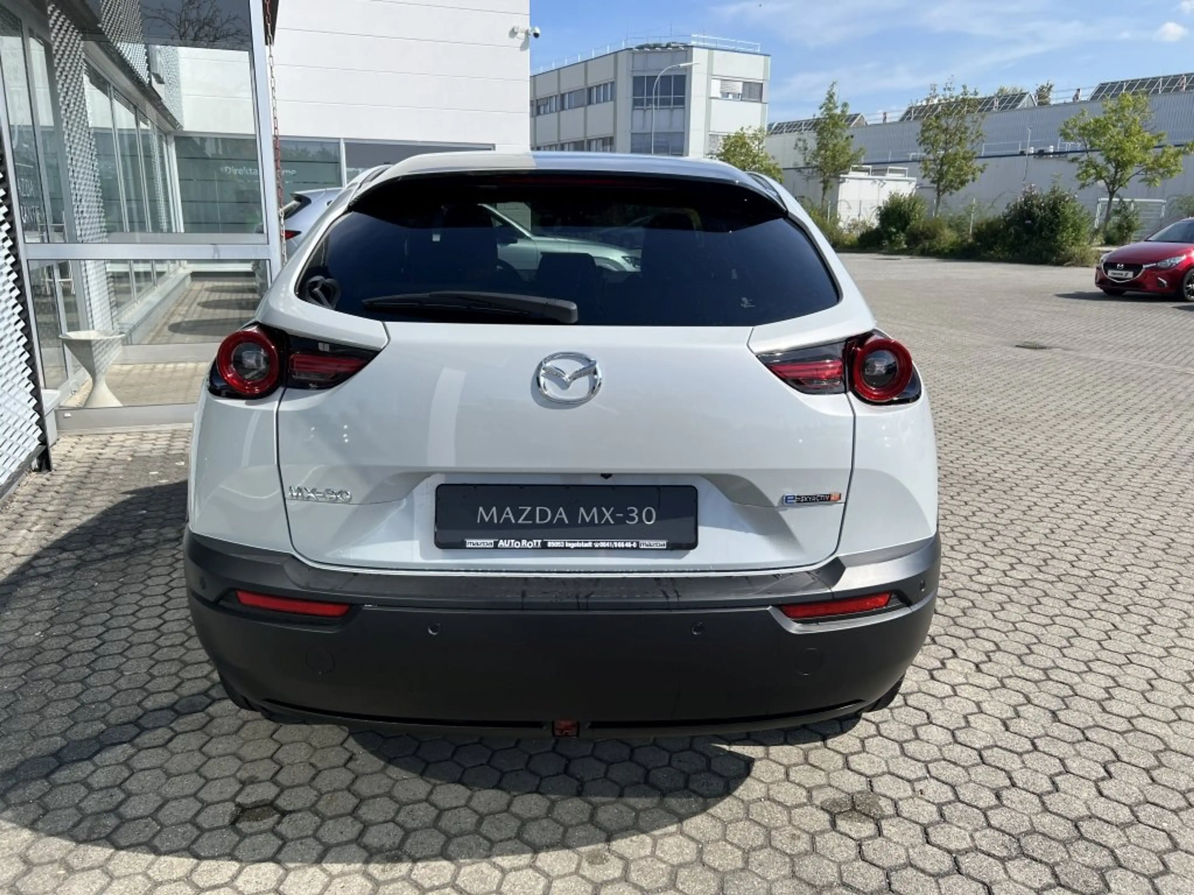Mazda MX-30 e-SKYACTIV R-EV Makoto Plug-in-Hybrid 360-Monitor — photo 6
