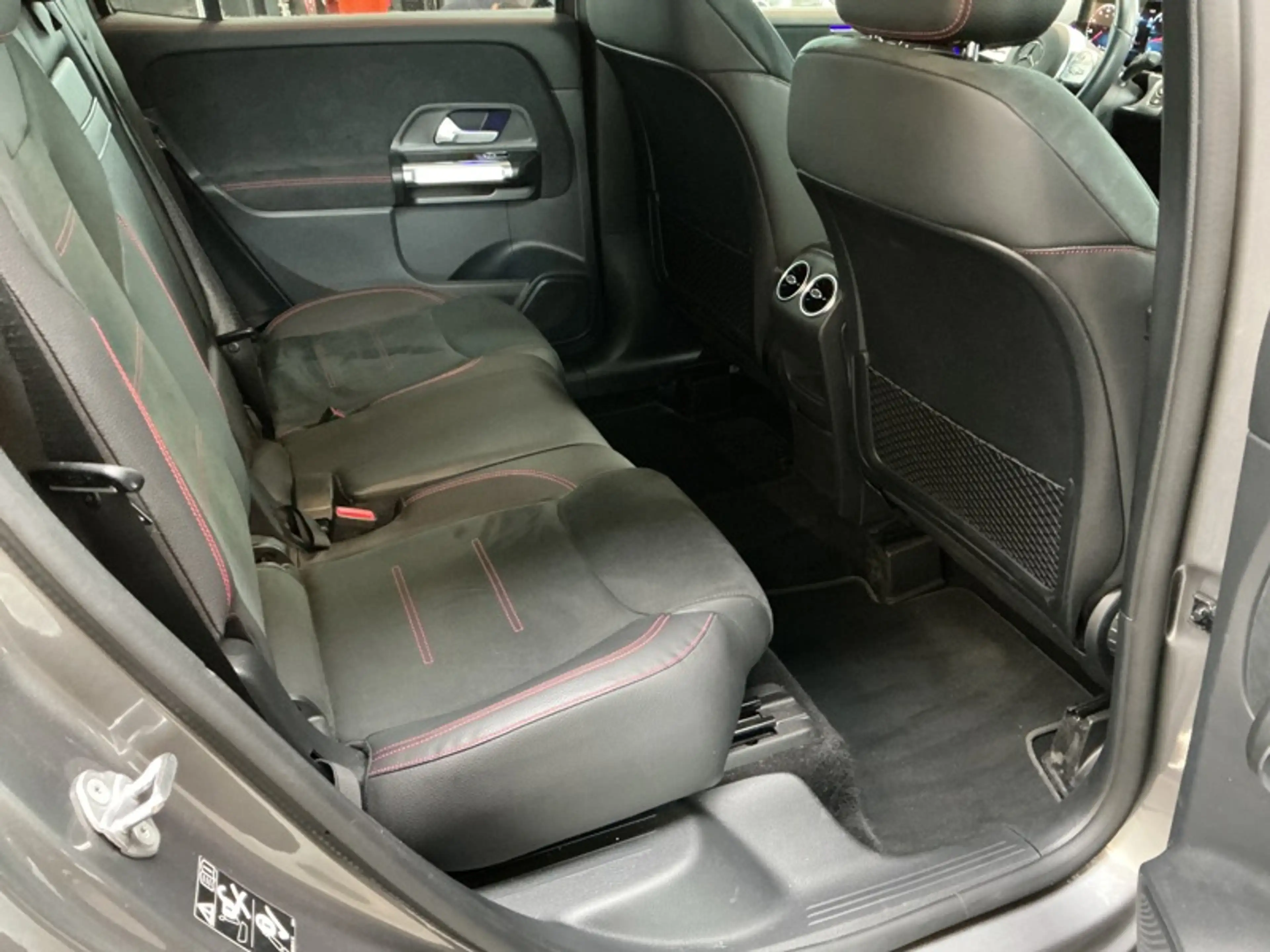 Mercedes-Benz GLB 200 AMG Pack Night — photo 15