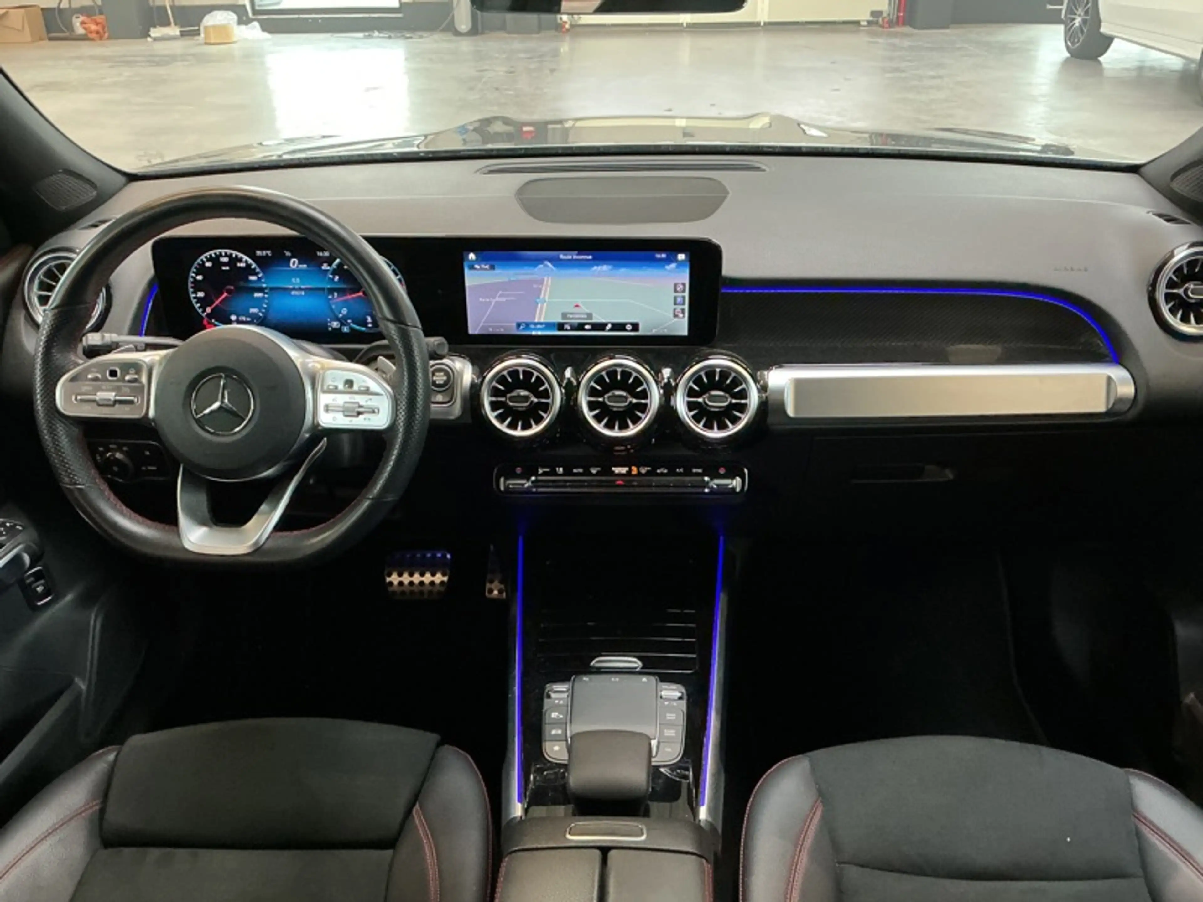 Mercedes-Benz GLB 200 AMG Pack Night — photo 12