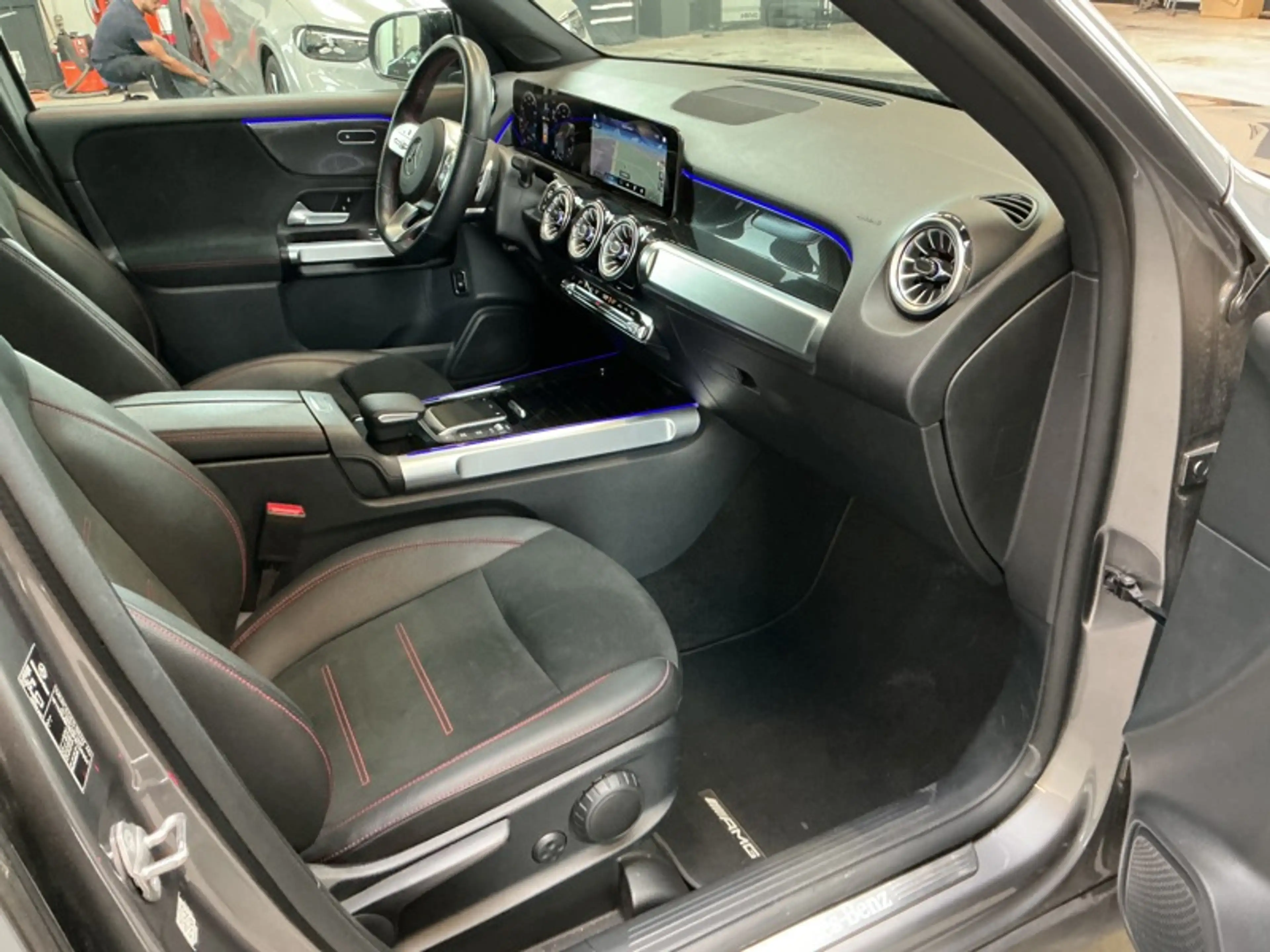 Mercedes-Benz GLB 200 AMG Pack Night — photo 14