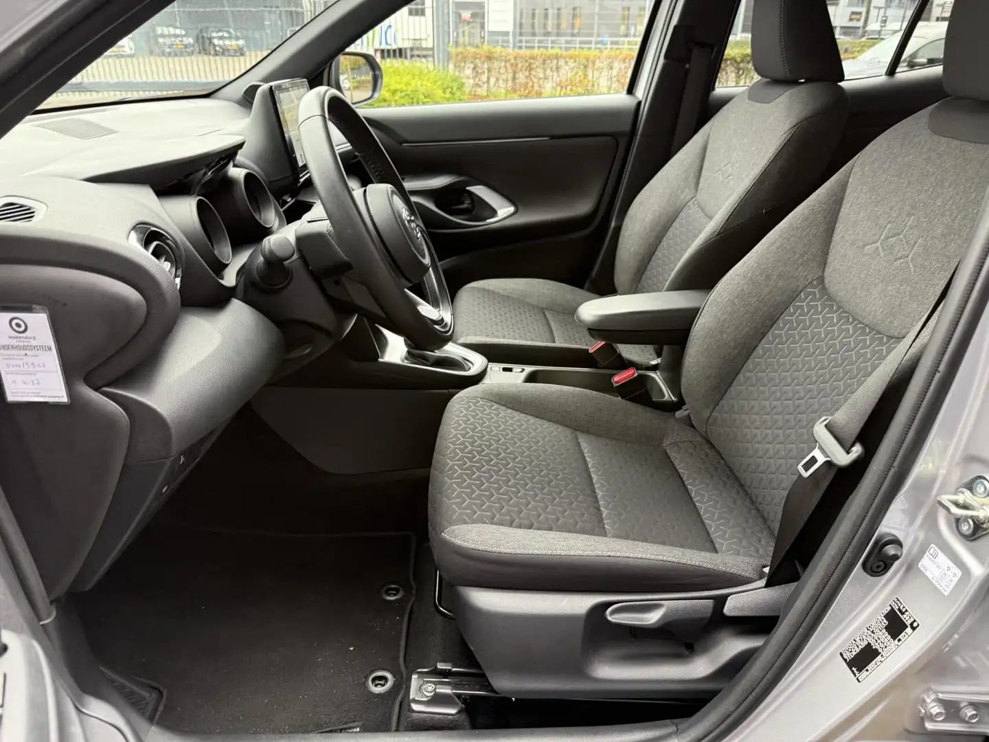 Toyota Yaris Cross 1.5 Hybrid Dynamic Gris - 2