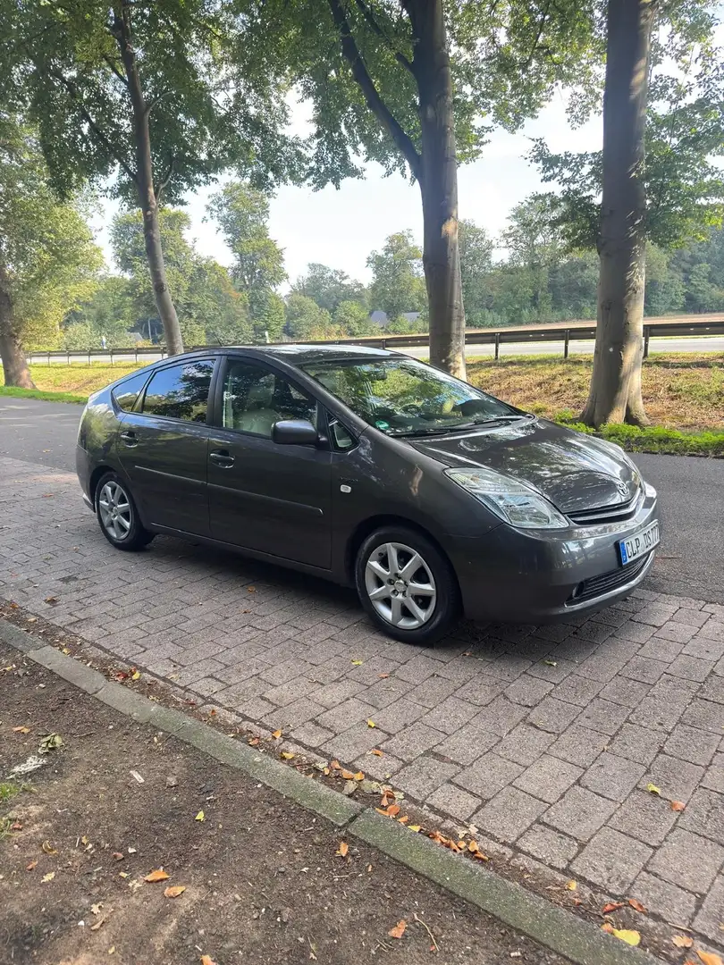 Toyota Prius (Hybrid) - 1
