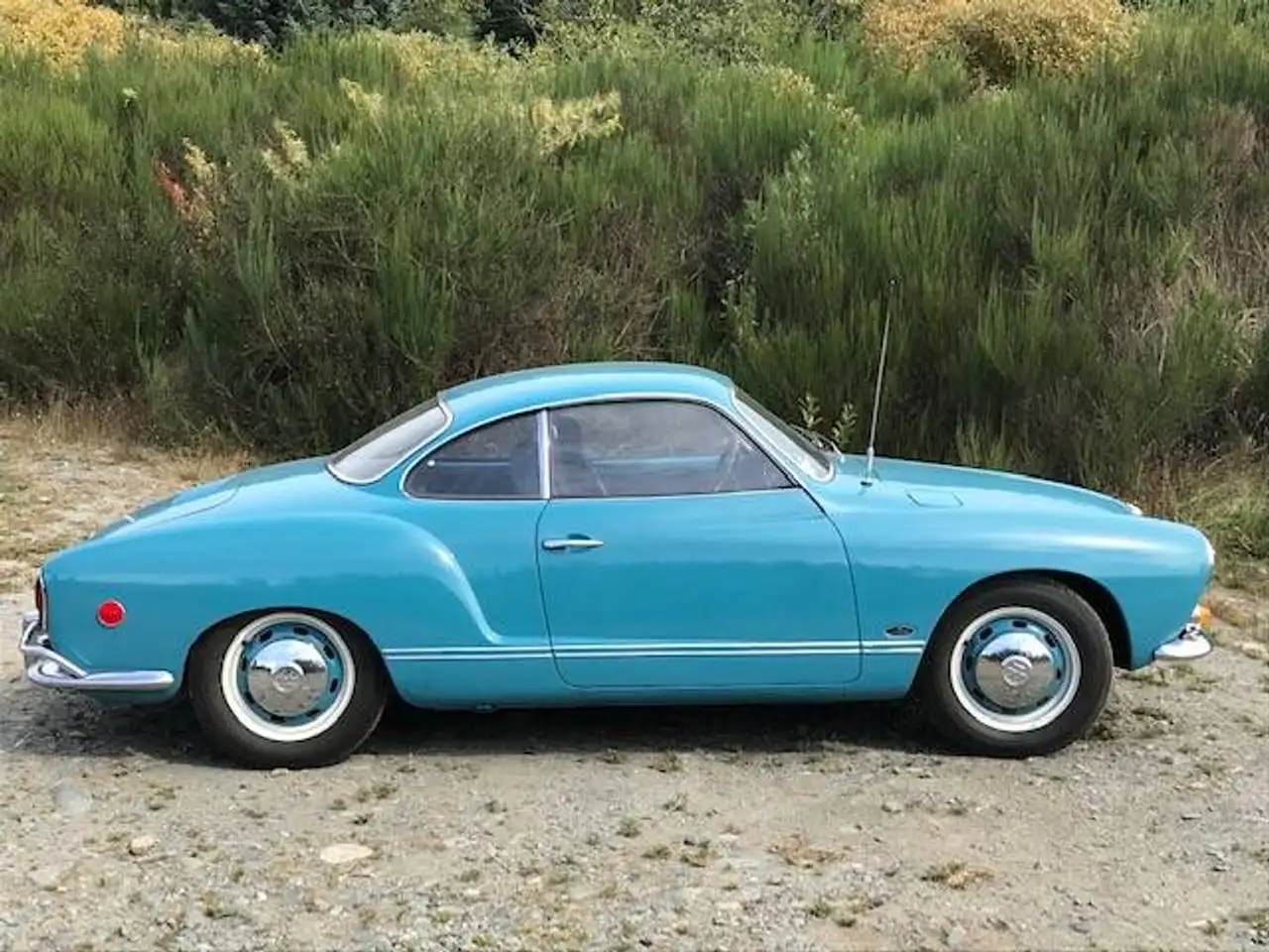 Volkswagen Karmann Ghia снимка Volkswagen Karmann Ghia