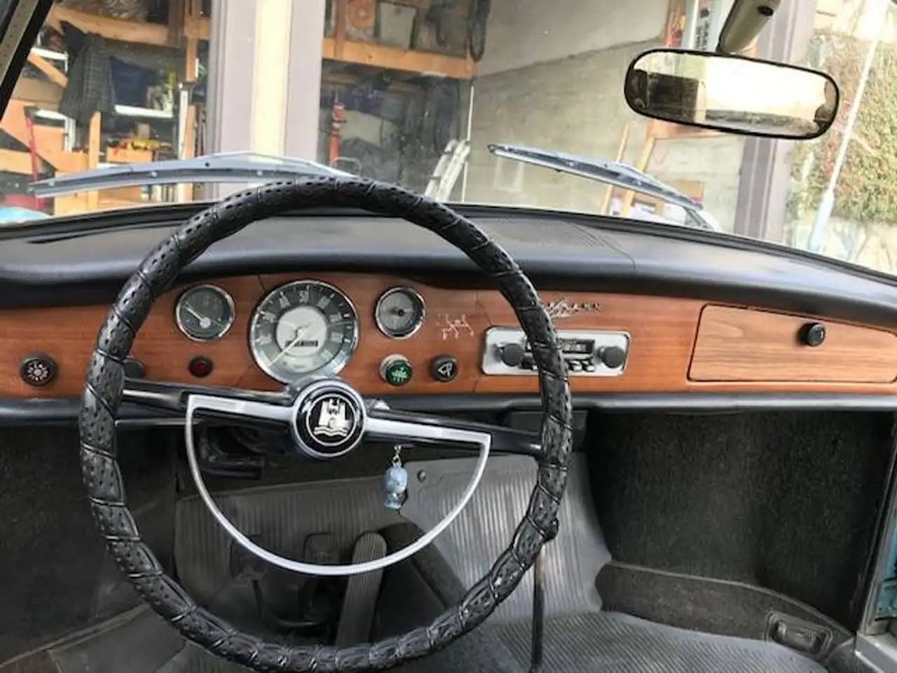Volkswagen Karmann Ghia снимка Volkswagen Karmann Ghia