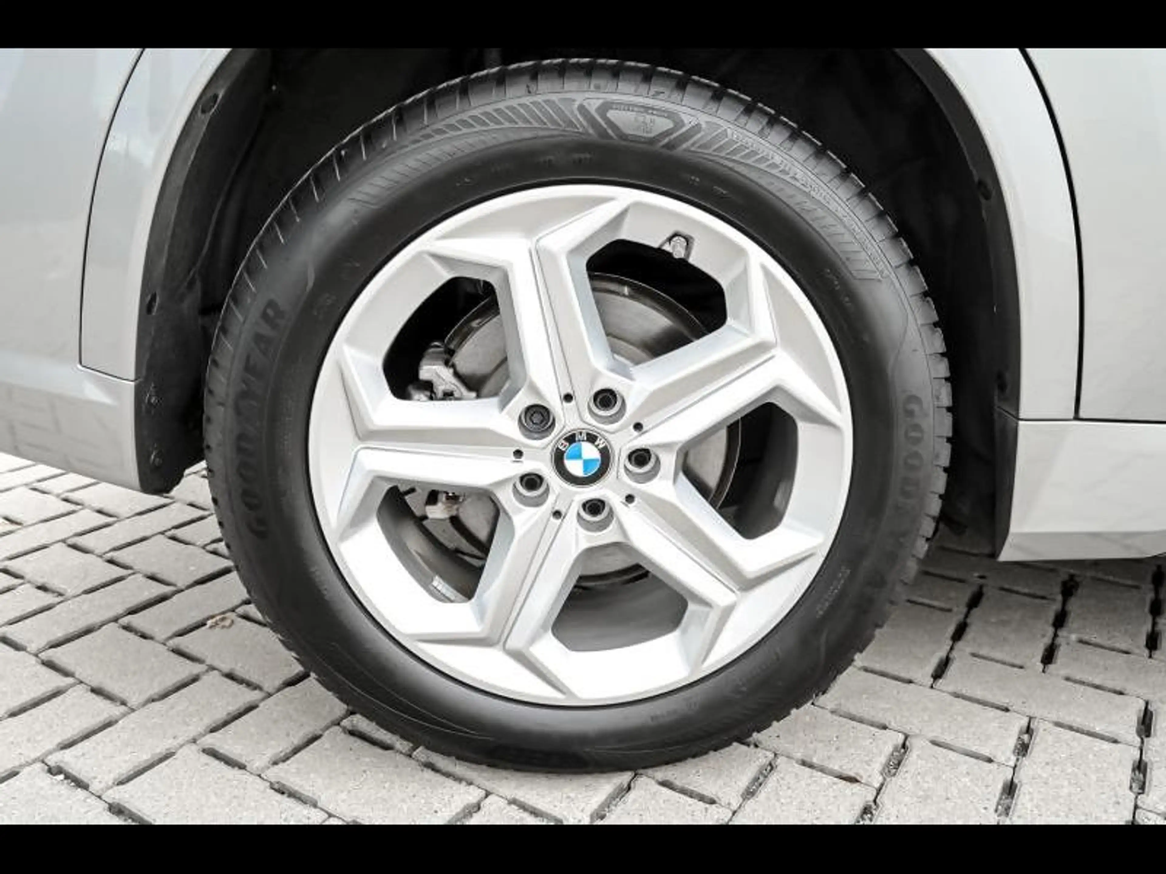 BMW iX1 eDrive20 — photo 8