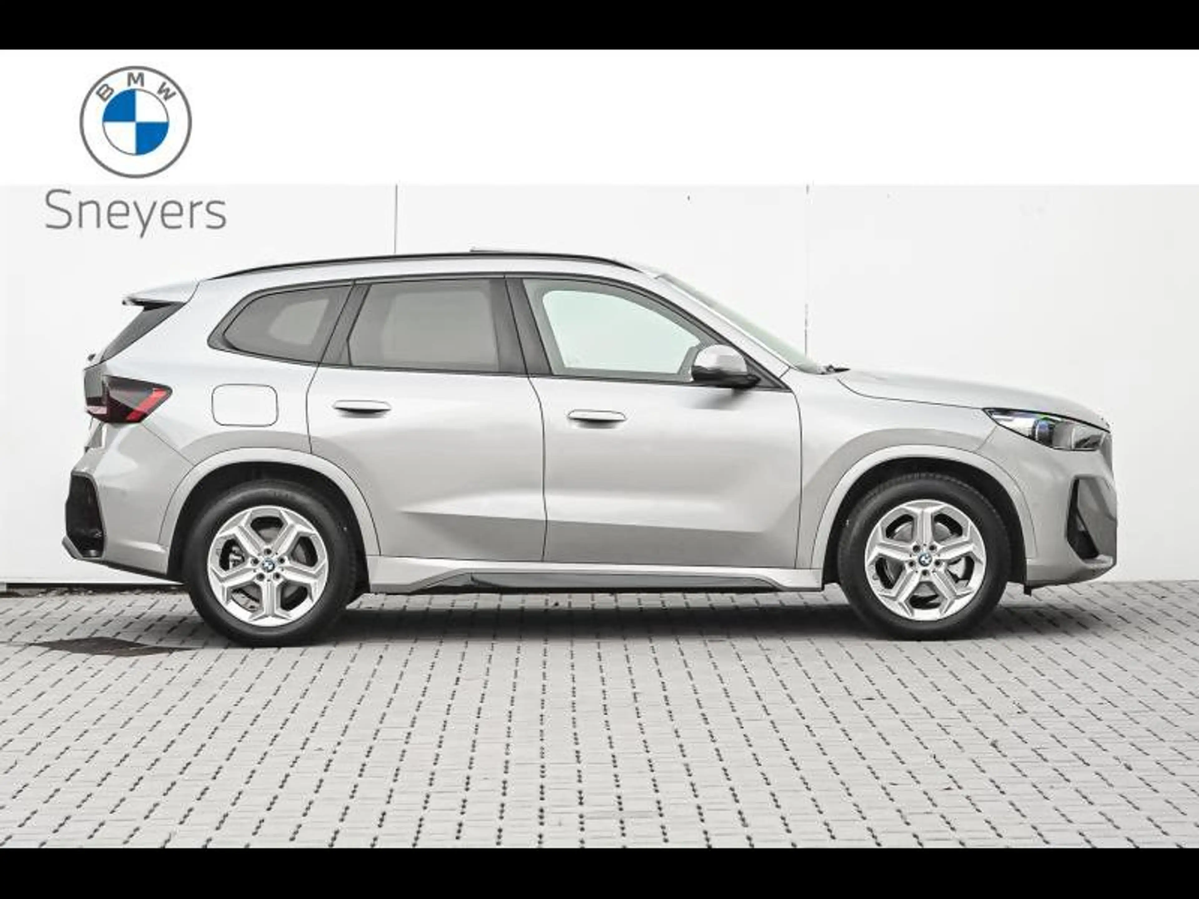 BMW iX1 eDrive20 — photo 3