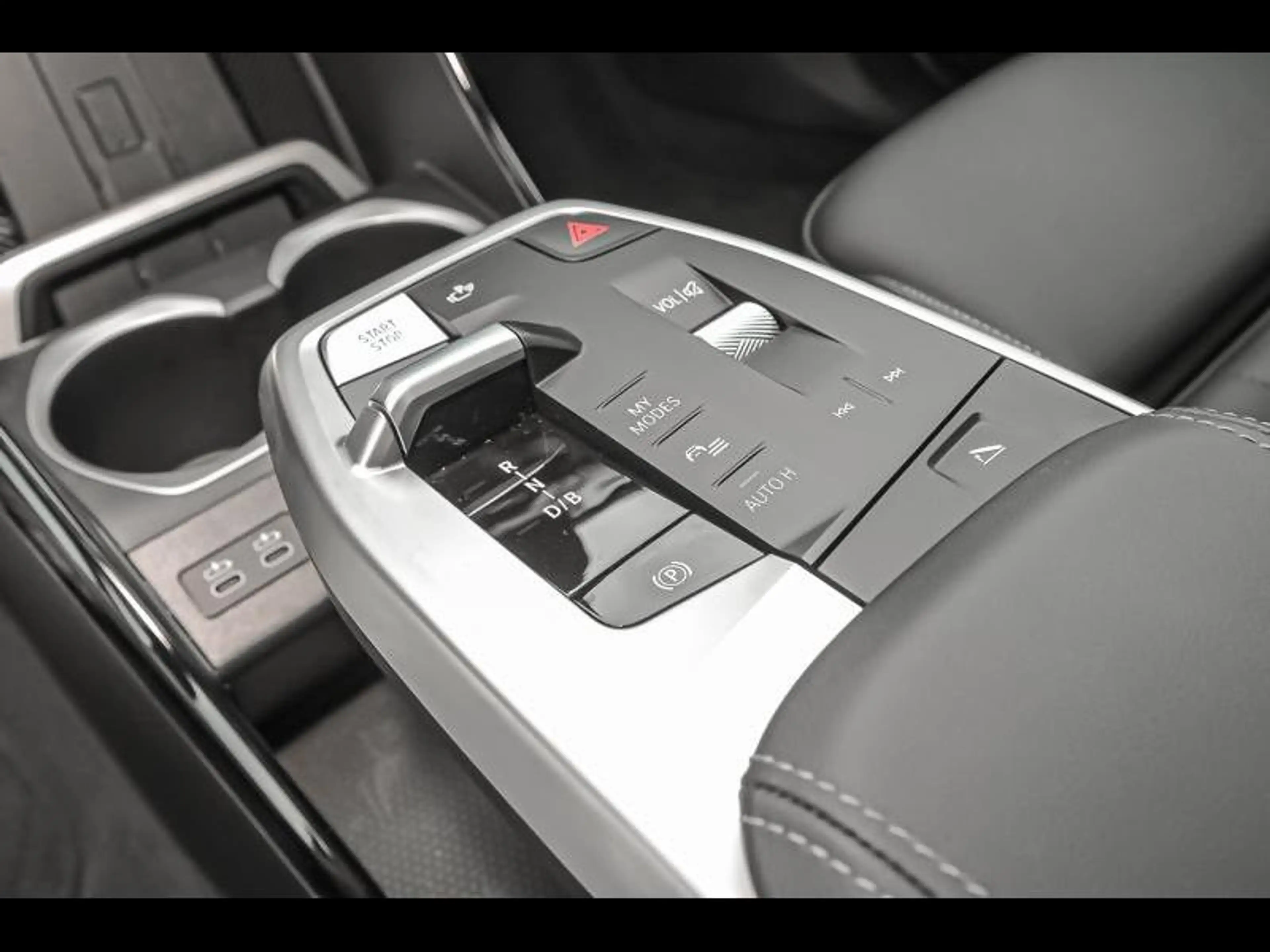 BMW iX1 eDrive20 — photo 11