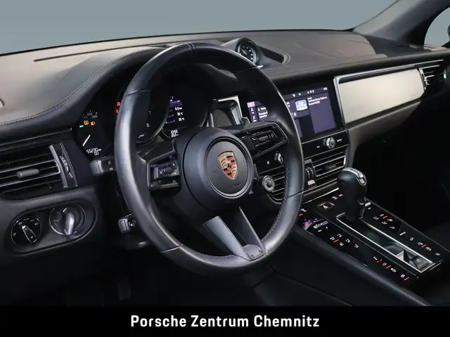 Porsche Macan view 11