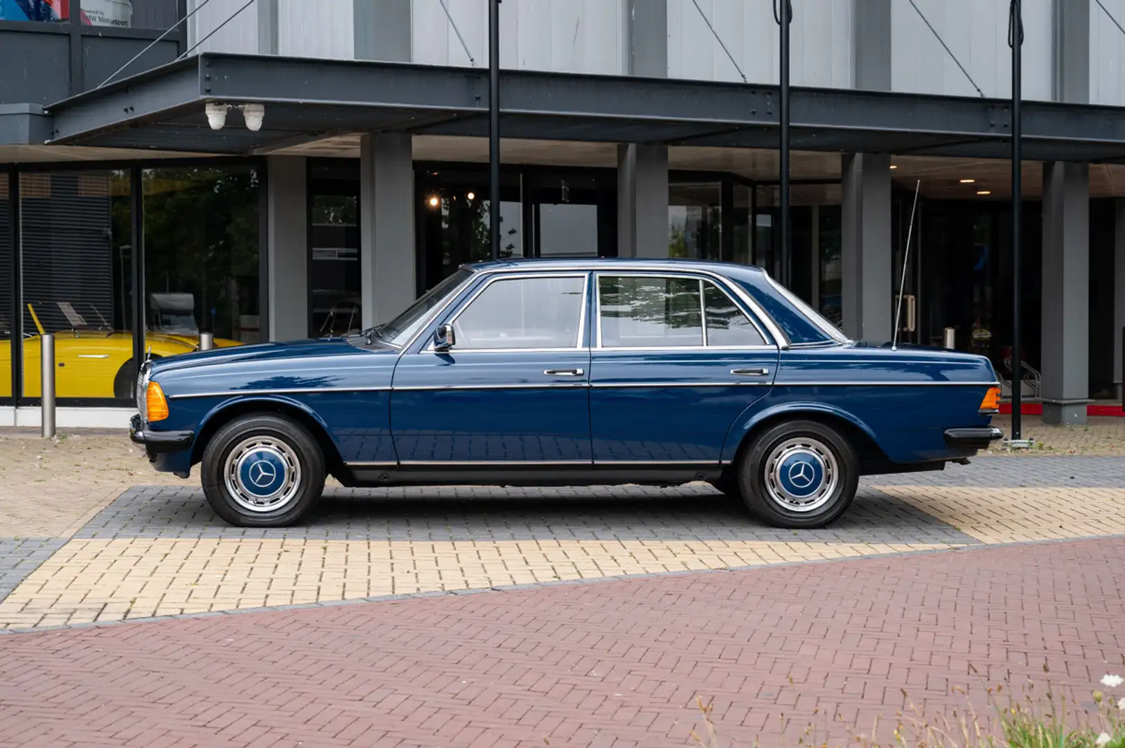 Mercedes-Benz 200 W123 Blue - 2