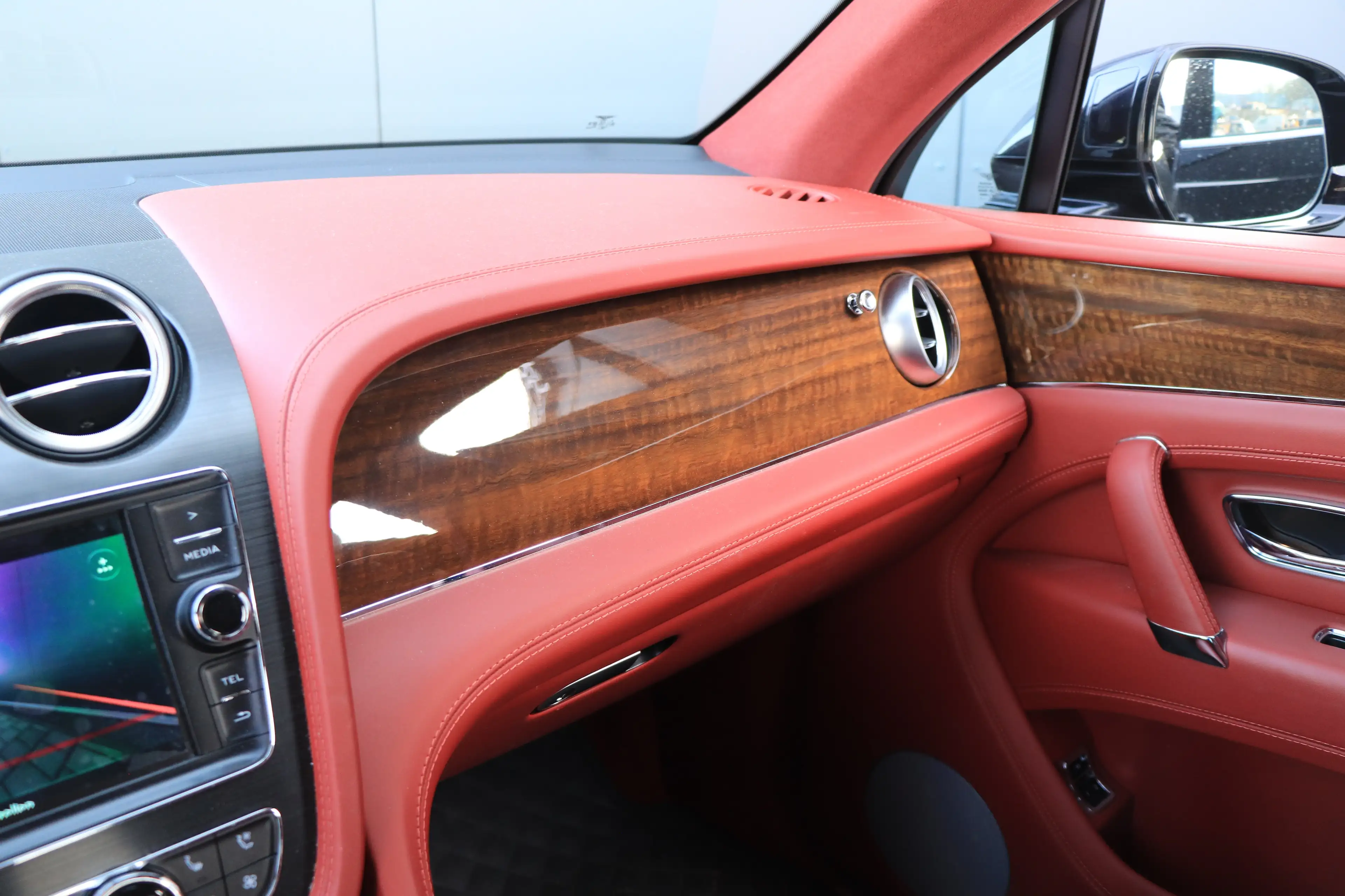 Bentley Bentayga Diesel Panorama Massage Dynamic Ride — photo 11