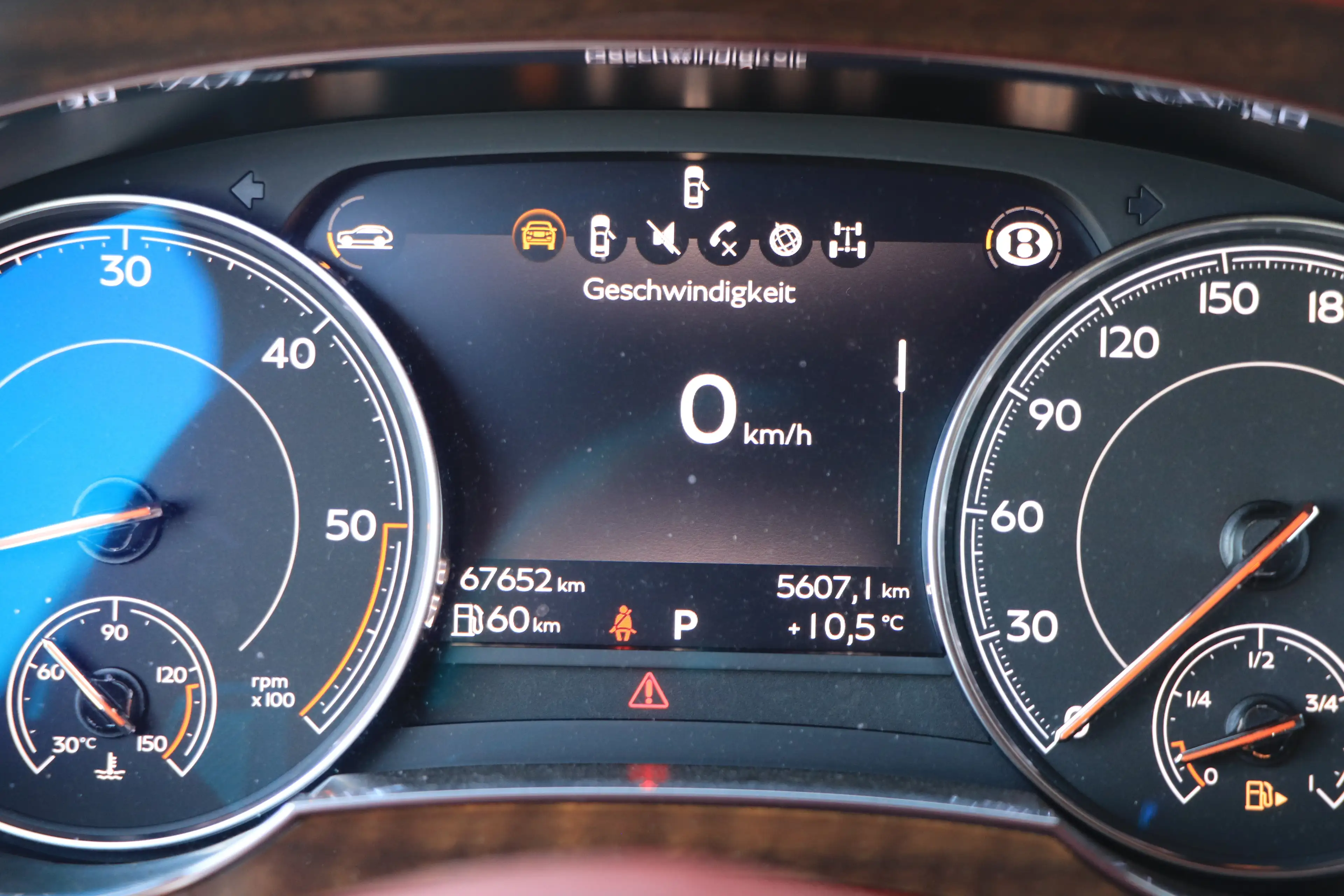 Bentley Bentayga Diesel Panorama Massage Dynamic Ride — photo 8