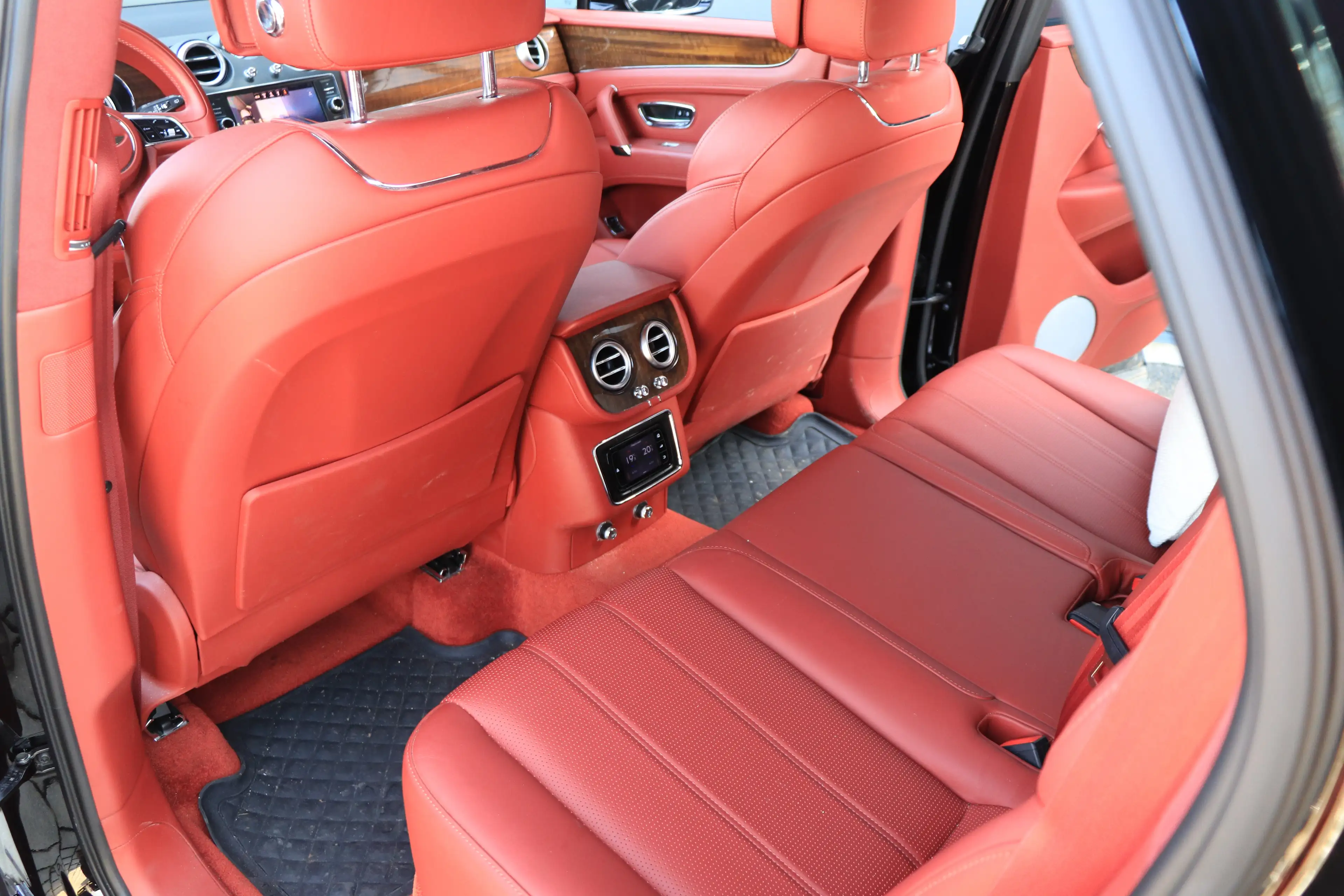 Bentley Bentayga Diesel Panorama Massage Dynamic Ride — photo 12