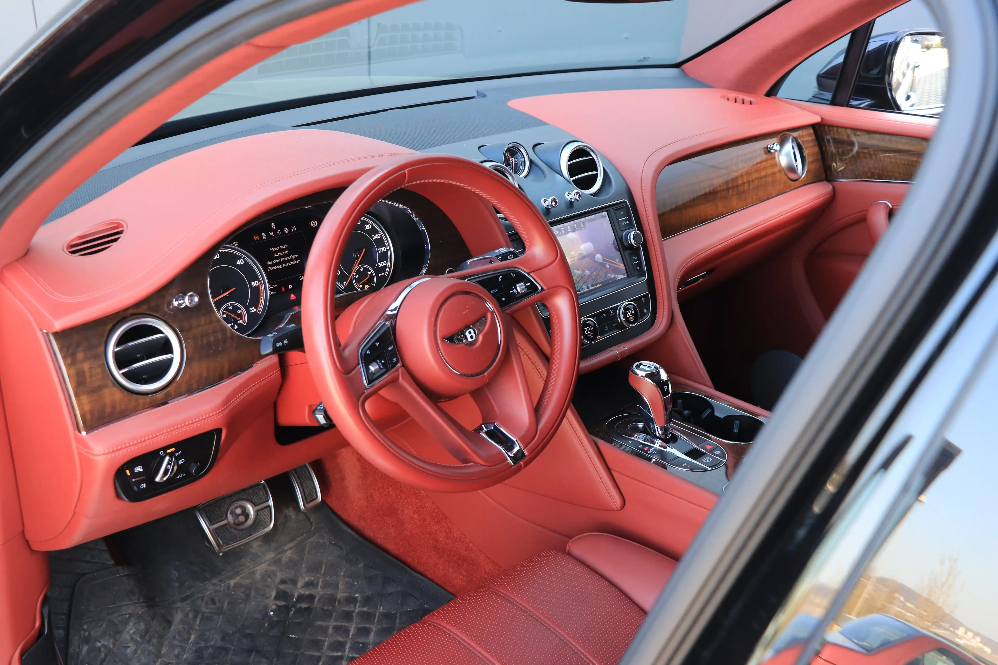 Bentley Bentayga Diesel Panorama Massage Dynamic Ride — photo 9