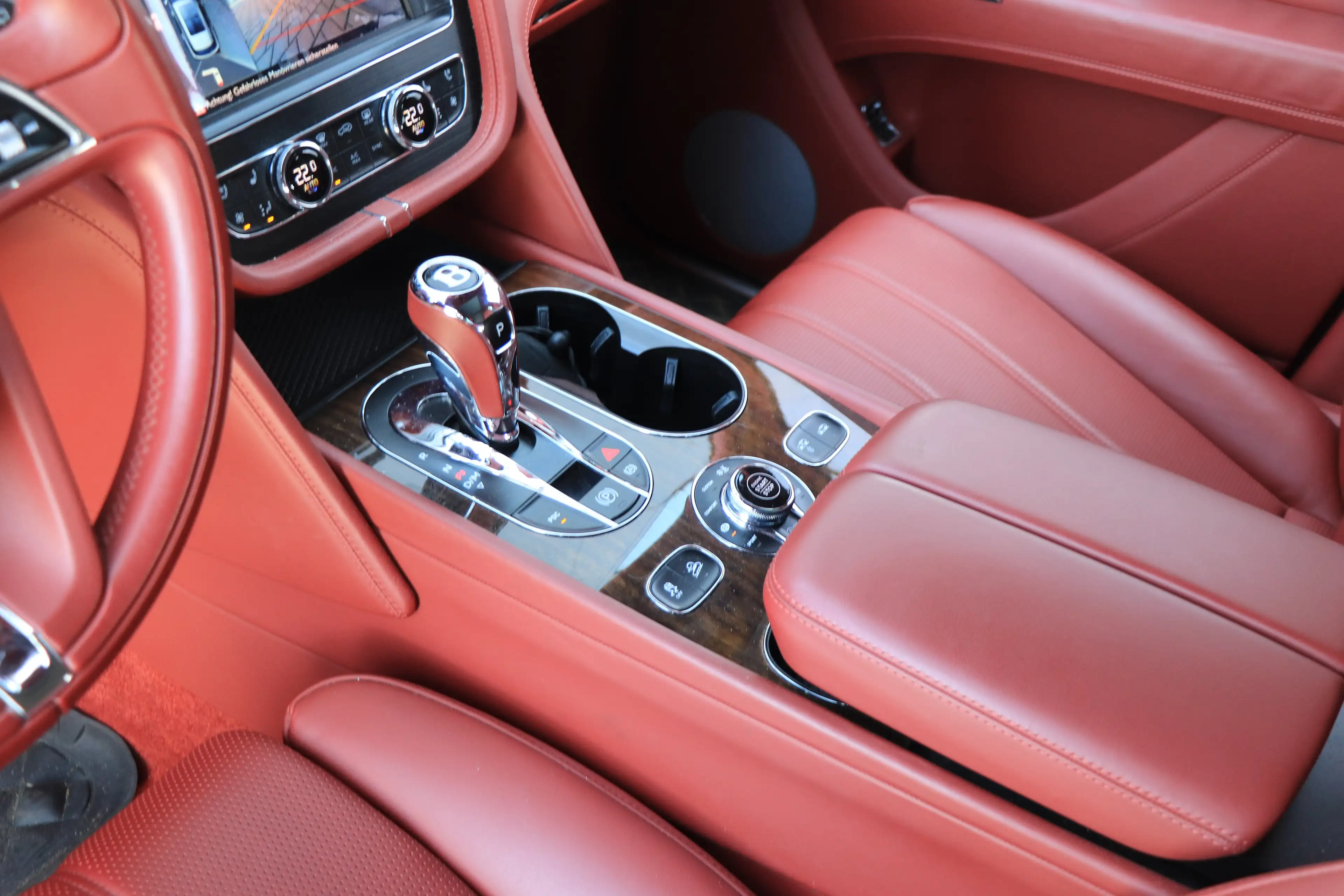 Bentley Bentayga Diesel Panorama Massage Dynamic Ride — photo 10