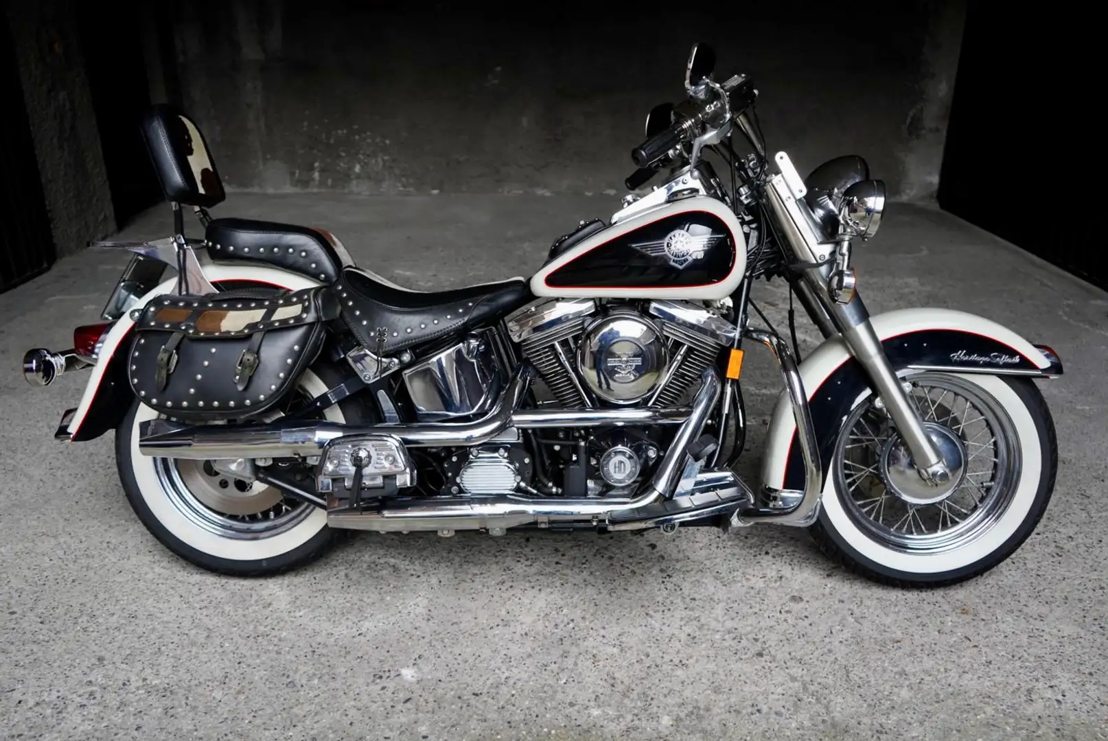 Harley-Davidson Heritage Softail Nostalgia Cow Glide Beyaz - 1
