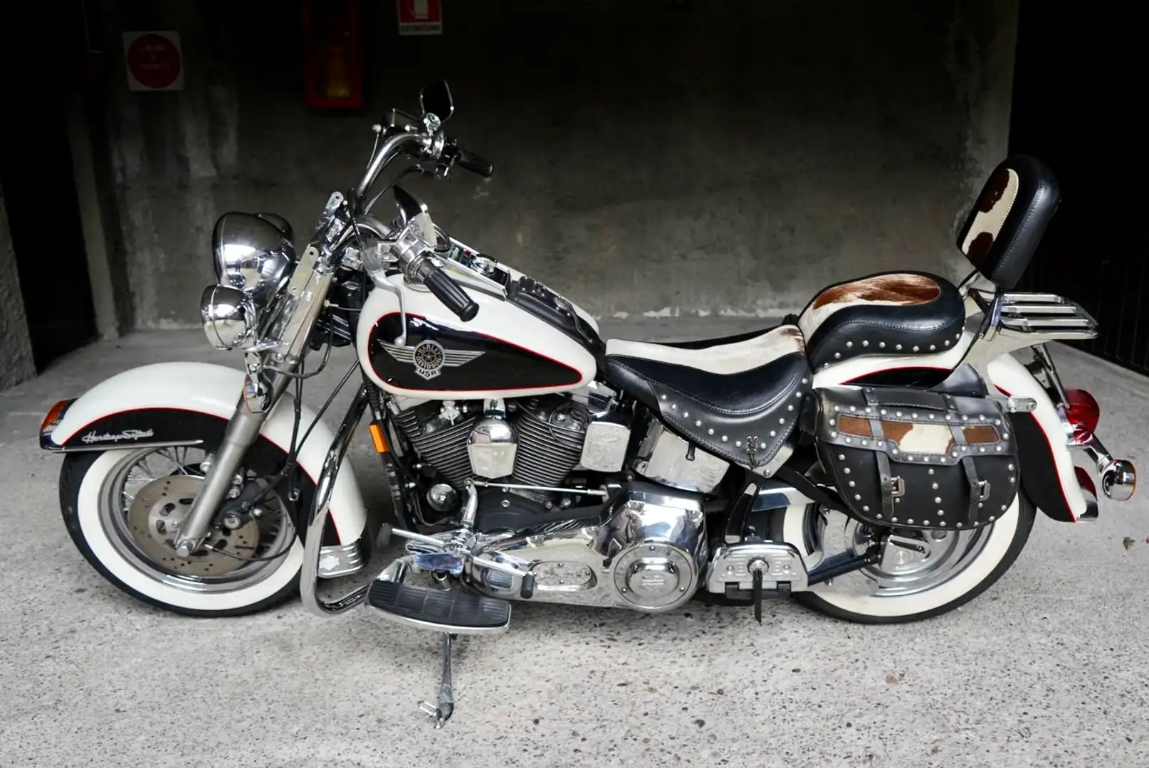 Harley-Davidson Heritage Softail Nostalgia Cow Glide Biały - 2