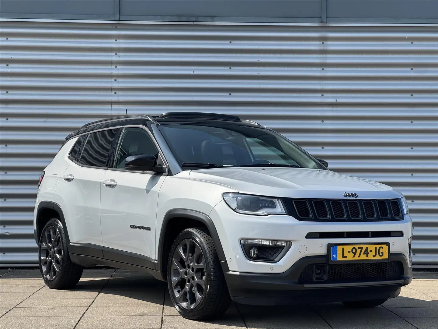 Jeep Compass 1.3 MultiAir 150pk S Automaat Panoramisch Schuifda Grijs - 2
