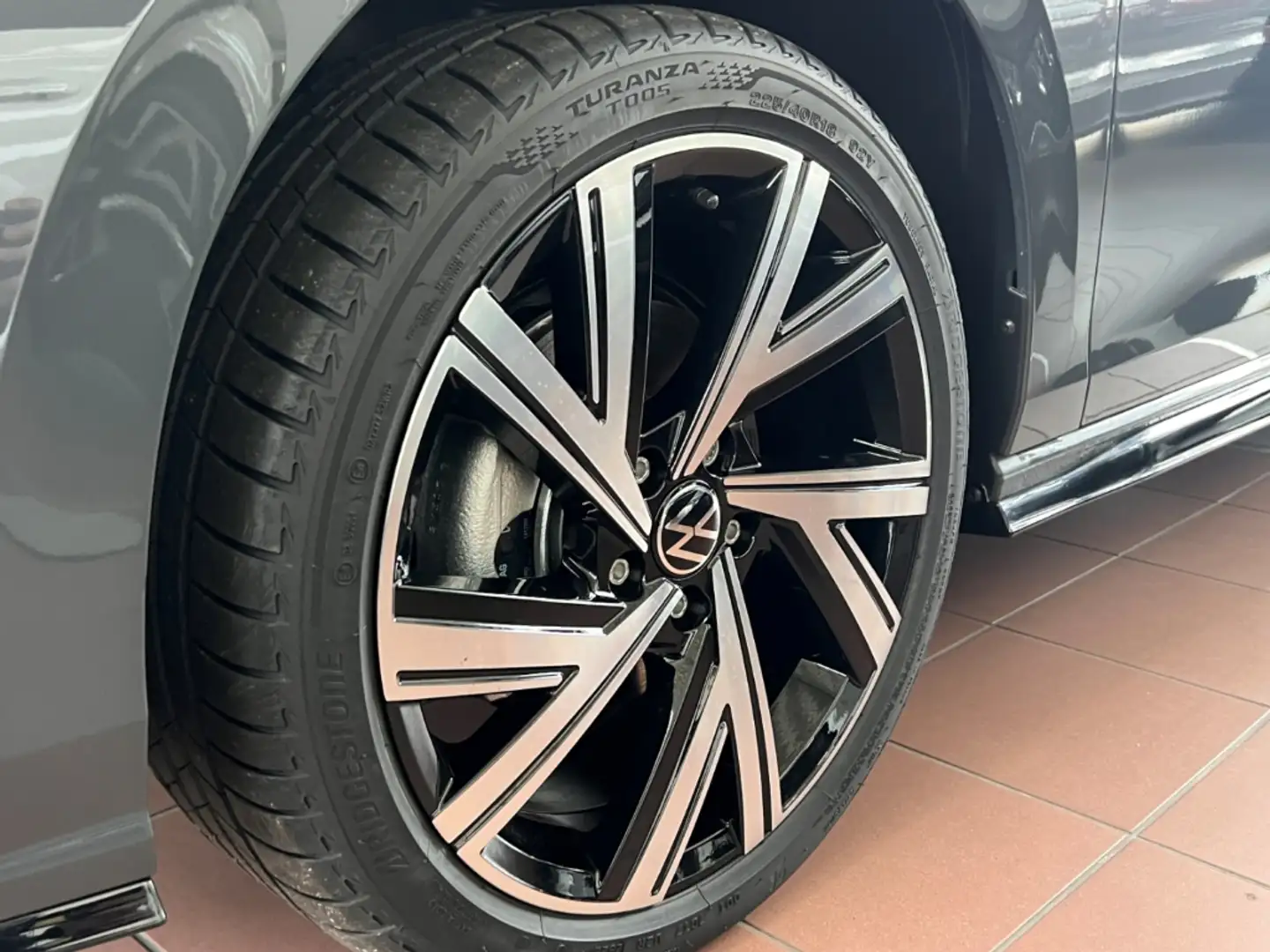 Volkswagen Golf VIII R-Line eTSI 1.5 LED Navi Keyless Kurvenlicht Grau - 2