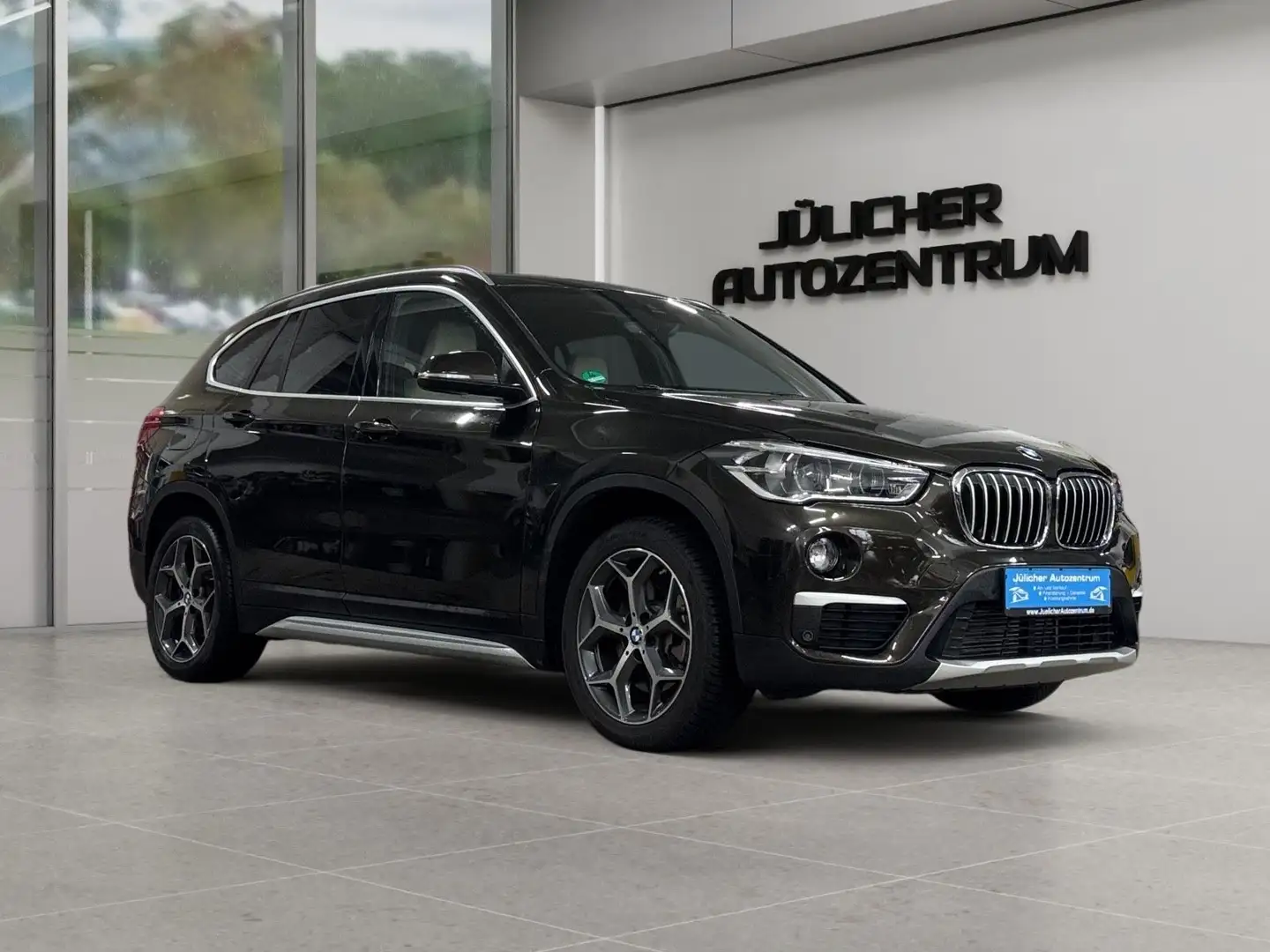 BMW X1 xDrive28i A Sport Line Aut, 1 Jahr Garantie Schwarz - 1