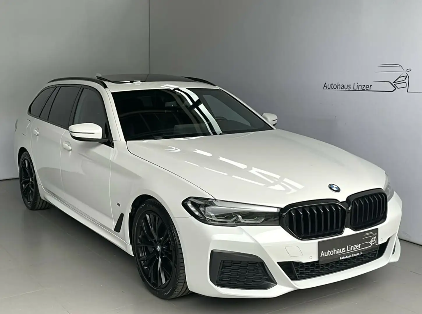 BMW 520 d M *LED*PANO*AHK*HarmanK*CAM*Alcanatara*19Zoll Weiß - 1